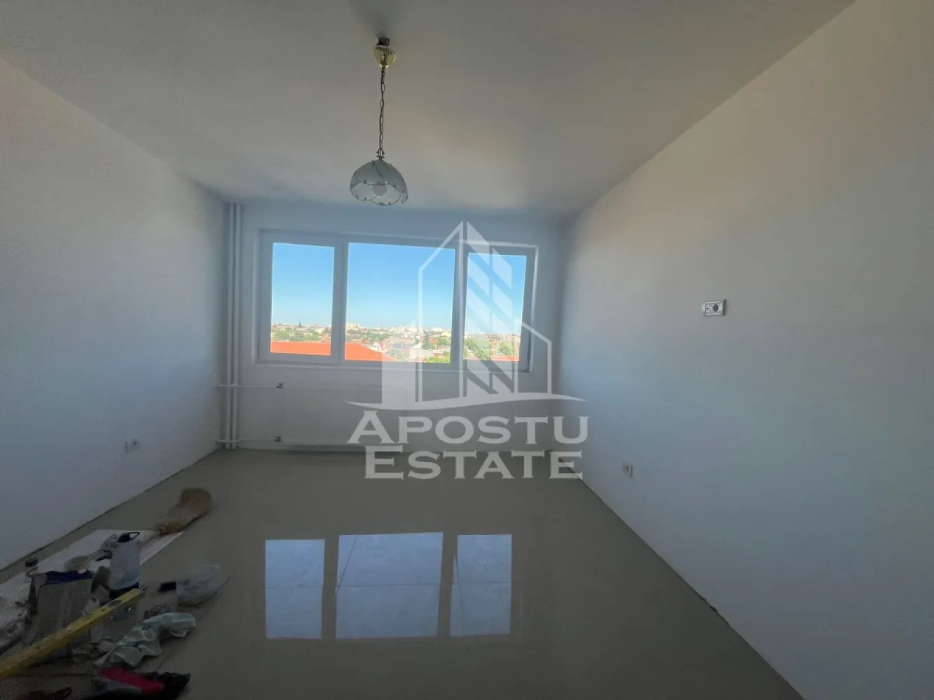 Apartament cu 2 camere, decomandat, renovat, zona Dambovita - APOSTU ESTATE va ofera spre vanzare un apartament 2 camere, decomandat, situat in zona Dambovita.
Acest apartament cu o suprafata de 45+ balcon mp dispune de urmatoarele facilitati si este compartimentata astfel:
- Hol de acces;
- Bucatarie spatioasa, cu loc de luat masa;
- Sufragerie luminoasa cu acces la balcon inchis;
- Dormitor;
- Baie dotata cu dus walk-in

Proprietarul a renovat complet apartamentul si se vinde nemobilat.Apartamentul are proiectul de gaz facut si teava trasa in bucatarie, trebuie doar montata centrala. Imobilul se bucura de o pozitionare privilegiata, oferind acces rapid la diverse puncte de interes din zona:
- Shoping city ;
- Centrul orasului;
- Statii de transport in comun;
- Supermarketuri precum Kaufland si Lidl;
- Sala de fitness Friends Arena.

Va invitam cu drag sa programati o vizionare pentru a aprecia personal toate facilitatile si avantajele acestui imobil.