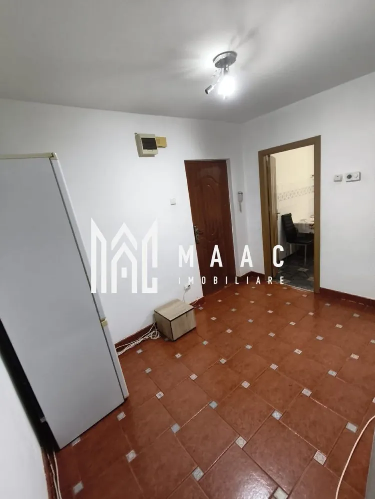 Apartament 2 camere | 50MPU | 2 Balcoane | Zona Valea Aurie - MAAC Imobiliare vă propune spre vânzare un apartament cu 2 camere, decomandat, situat în zona Valea Aurie, una dintre cele mai apreciate zone rezidențiale din Sibiu, recunoscută pentru liniște, spații verzi și acces rapid către punctele de interes ale orașului. Locuința are o suprafață de aproximativ 50 mp și este compartimentată practic, fiind compusă din bucătărie separată, living, dormitor, hol generos, hol secundar, baie și două balcoane, care adaugă lumină naturală și spațiu suplimentar. Proprietatea beneficiază și de boxă la subsol, ideală pentru depozitare. Zona este un real avantaj al acestei proprietăți, având în imediata apropiere școli și grădinițe, Parcul Sub Arini, magazine, supermarketuri, farmacii, precum și numeroase spații verzi. Accesul către mijloacele de transport în comun este facil, iar legătura cu centrul orașului se face rapid. Apartamentul este potrivit atât pentru locuire proprie, cât și pentru investiție, fiind situat într-o zonă cu cerere ridicată pe piața imobiliară. Pentru mai multe detalii sau pentru a programa o vizionare, vă rugăm să ne contactați. Specificați ID-ul CP2884248. }}