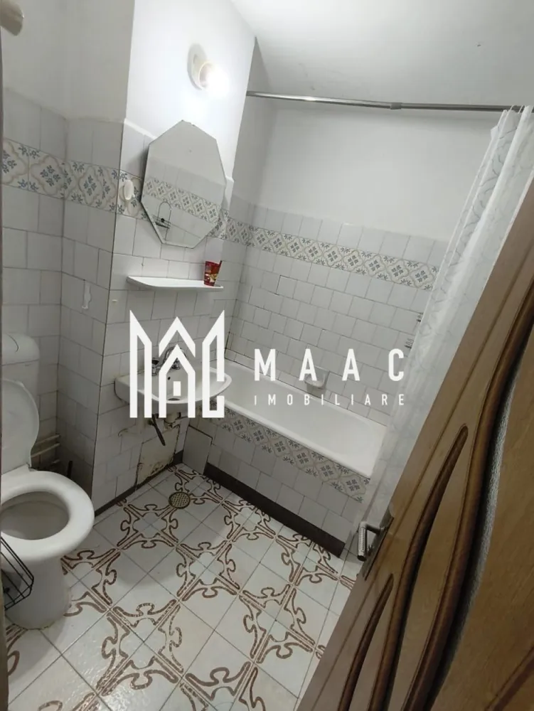 Apartament 2 camere | 50MPU | 2 Balcoane | Zona Valea Aurie - MAAC Imobiliare vă propune spre vânzare un apartament cu 2 camere, decomandat, situat în zona Valea Aurie, una dintre cele mai apreciate zone rezidențiale din Sibiu, recunoscută pentru liniște, spații verzi și acces rapid către punctele de interes ale orașului. Locuința are o suprafață de aproximativ 50 mp și este compartimentată practic, fiind compusă din bucătărie separată, living, dormitor, hol generos, hol secundar, baie și două balcoane, care adaugă lumină naturală și spațiu suplimentar. Proprietatea beneficiază și de boxă la subsol, ideală pentru depozitare. Zona este un real avantaj al acestei proprietăți, având în imediata apropiere școli și grădinițe, Parcul Sub Arini, magazine, supermarketuri, farmacii, precum și numeroase spații verzi. Accesul către mijloacele de transport în comun este facil, iar legătura cu centrul orașului se face rapid. Apartamentul este potrivit atât pentru locuire proprie, cât și pentru investiție, fiind situat într-o zonă cu cerere ridicată pe piața imobiliară. Pentru mai multe detalii sau pentru a programa o vizionare, vă rugăm să ne contactați. Specificați ID-ul CP2884248. }}
