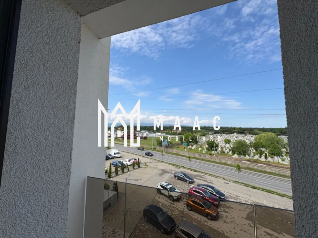 Apartament 4 camere I 89 mp I Parcare inclusa I Arhitectilor - MAAC Imobiliare vă propune spre vânzare un apartament modern și spațios, situat într-un bloc nou, pe Calea Cisnădiei, în imediata apropiere de Lidl și Primărie.

Locuința este amplasată la etajul 2 și dispune de o suprafață utilă de 88,7 mp, fiind compartimentată inteligent pentru a oferi confort și funcționalitate. Apartamentul este compus din living generos cu bucătărie open-space, 2 dormitoare luminoase și încă o cameră versatilă, ce poate fi amenajată ca bucătărie separată, dressing sau birou, în funcție de nevoile viitorului proprietar.

Imobilul se predă la cheie, cu finisaje moderne, iar în preț este inclus și un loc de parcare.

O alegere ideală pentru o familie sau pentru cei care își doresc un apartament bine poziționat, într-o zonă în continuă dezvoltare, aproape de magazine, instituții și puncte de interes.

Pentru mai multe detalii precizati ca ati vazut anuntul cu ID CP3109461