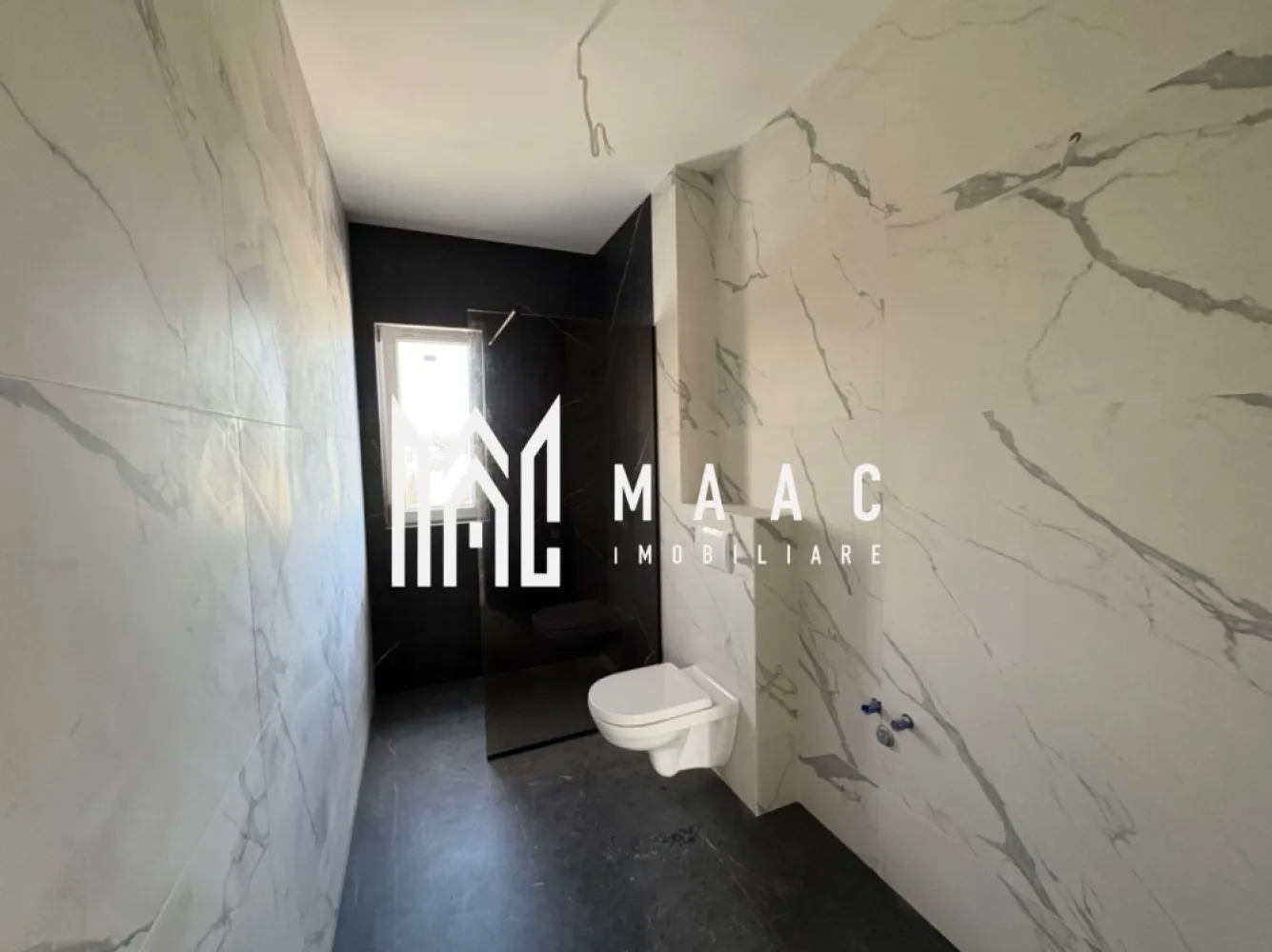 Apartament 4 camere I 89 mp I Parcare inclusa I Arhitectilor - MAAC Imobiliare vă propune spre vânzare un apartament modern și spațios, situat într-un bloc nou, pe Calea Cisnădiei, în imediata apropiere de Lidl și Primărie.

Locuința este amplasată la etajul 2 și dispune de o suprafață utilă de 88,7 mp, fiind compartimentată inteligent pentru a oferi confort și funcționalitate. Apartamentul este compus din living generos cu bucătărie open-space, 2 dormitoare luminoase și încă o cameră versatilă, ce poate fi amenajată ca bucătărie separată, dressing sau birou, în funcție de nevoile viitorului proprietar.

Imobilul se predă la cheie, cu finisaje moderne, iar în preț este inclus și un loc de parcare.

O alegere ideală pentru o familie sau pentru cei care își doresc un apartament bine poziționat, într-o zonă în continuă dezvoltare, aproape de magazine, instituții și puncte de interes.

Pentru mai multe detalii precizati ca ati vazut anuntul cu ID CP3109461