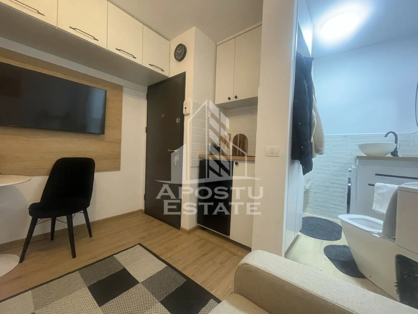 Garsoniera de inchiriat recent renovata, zona Sagului, Timisoara - Agentia imobiliara APOSTU ESTATE va propune spre inchiriere o garsoniera complet renovata de la 0, localizata in judetul Timis, Timisoara, zona Sagului. 
Garsoniera este situata la etajul 4 din 5 si are o suprafata de 13 mp utili.
Compartimentare:
- Dormitor cu zona de gatit
- Baie cu dus walk in
Confortul termic este realizat prin intermediul termoficarii.
Zona foarte linistita cu numeroase facilitati si puncte de interes precum: acces rapid si usor la mijloacele de transport in comun, mall-ul Shopping City la cateva minute distanta, piata si alte supermarket-uri in apropiere, farmacii, institutii de invatamant, restaurante, baruri, cafenele si multe altele.
Va asteptam cu drag la o vizionare chiar si astazi!
ID intern: CP3061136.