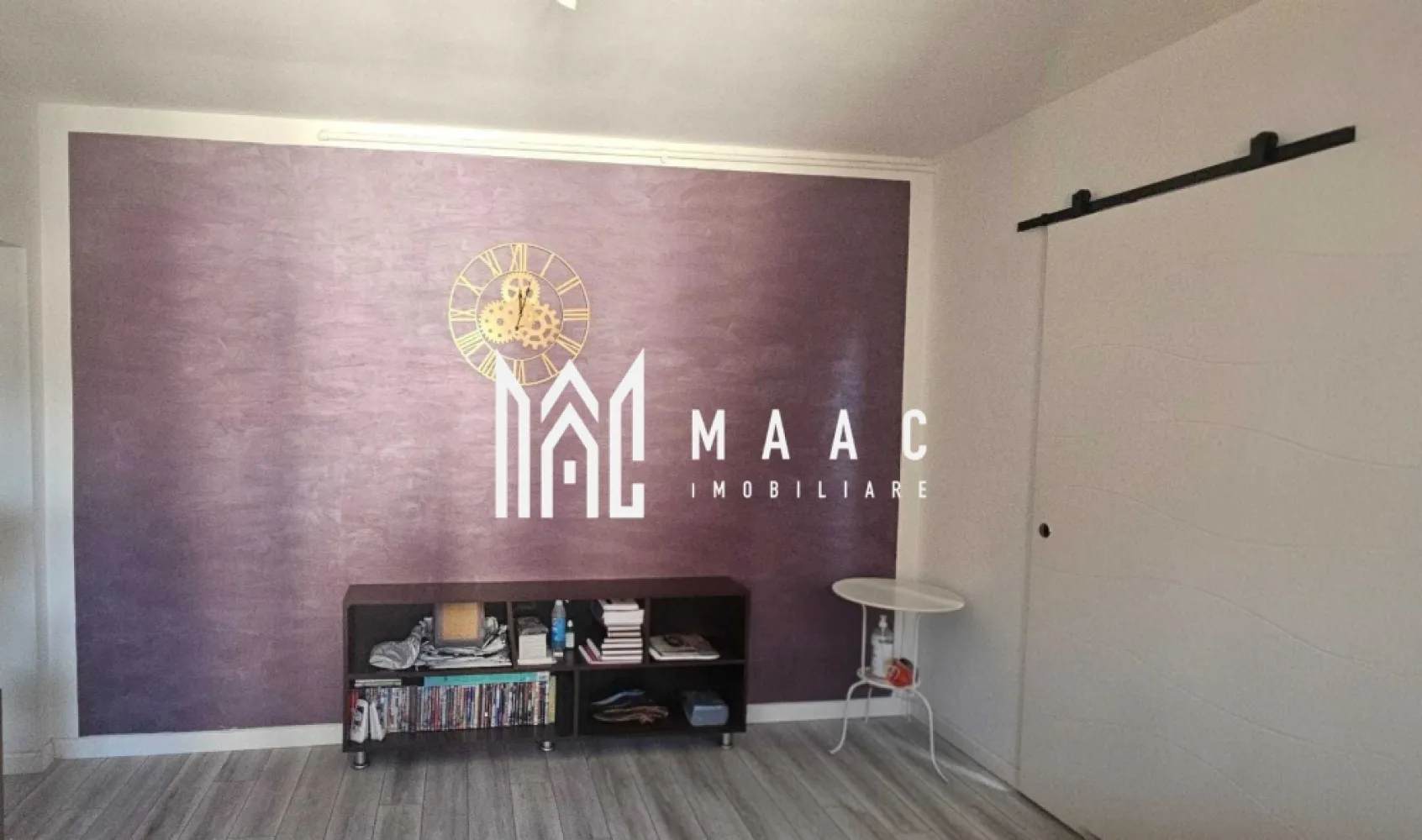 Apartament 2 Camere | Parțial Mobilat | Selimbar - MAAC Imobiliare vă propune spre vânzare un apartament cu 2 camere, situat la casă. Imobilul are o suprafață utilă de 45 mp și este compartimentat eficient, fiind compus din: hol, living, bucătărie, dormitor și baie. Apartamentul este poziționat la etajul 1 din 1. Dotări și avantaje: • centrală termică proprie • ferestre cu geam termopan • ușă metalică • aer condiționat • pod • cotă parte din curte Nu dispune de loc de parcare Pentru mai multe detalii și programări la vizionare, vă rugăm să ne contactați și să menționați ID-ul proprietății: CP2866339. }}