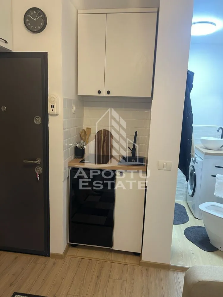Garsoniera de inchiriat recent renovata, zona Sagului, Timisoara - Agentia imobiliara APOSTU ESTATE va propune spre inchiriere o garsoniera complet renovata de la 0, localizata in judetul Timis, Timisoara, zona Sagului. 
Garsoniera este situata la etajul 4 din 5 si are o suprafata de 13 mp utili.
Compartimentare:
- Dormitor cu zona de gatit
- Baie cu dus walk in
Confortul termic este realizat prin intermediul termoficarii.
Zona foarte linistita cu numeroase facilitati si puncte de interes precum: acces rapid si usor la mijloacele de transport in comun, mall-ul Shopping City la cateva minute distanta, piata si alte supermarket-uri in apropiere, farmacii, institutii de invatamant, restaurante, baruri, cafenele si multe altele.
Va asteptam cu drag la o vizionare chiar si astazi!
ID intern: CP3061136.