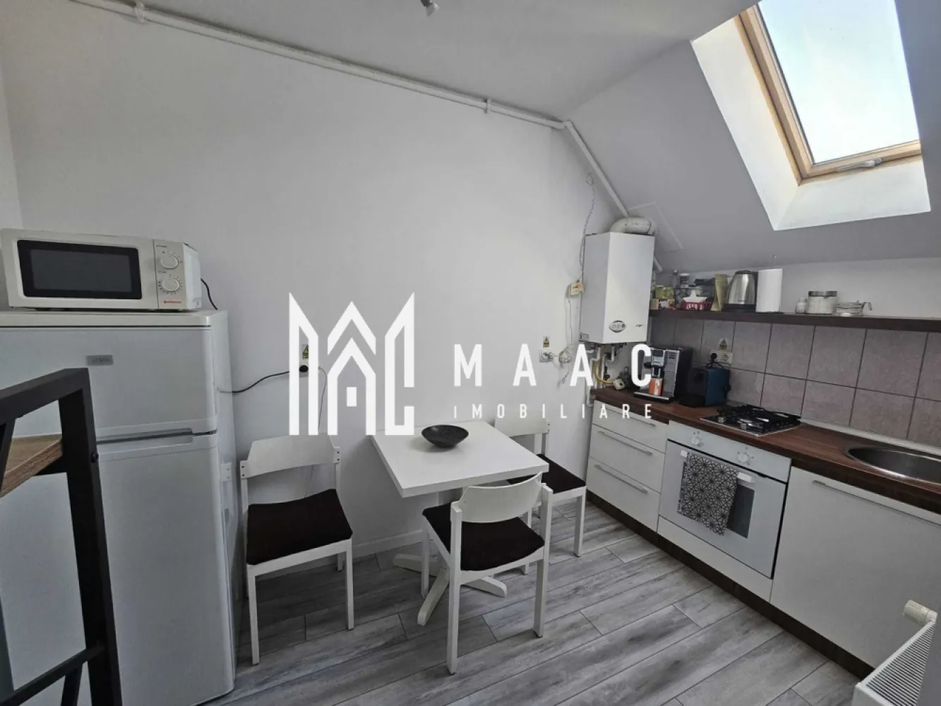 Apartament 2 Camere | Parțial Mobilat | Selimbar - MAAC Imobiliare vă propune spre vânzare un apartament cu 2 camere, situat la casă. Imobilul are o suprafață utilă de 45 mp și este compartimentat eficient, fiind compus din: hol, living, bucătărie, dormitor și baie. Apartamentul este poziționat la etajul 1 din 1. Dotări și avantaje: • centrală termică proprie • ferestre cu geam termopan • ușă metalică • aer condiționat • pod • cotă parte din curte Nu dispune de loc de parcare Pentru mai multe detalii și programări la vizionare, vă rugăm să ne contactați și să menționați ID-ul proprietății: CP2866339. }}