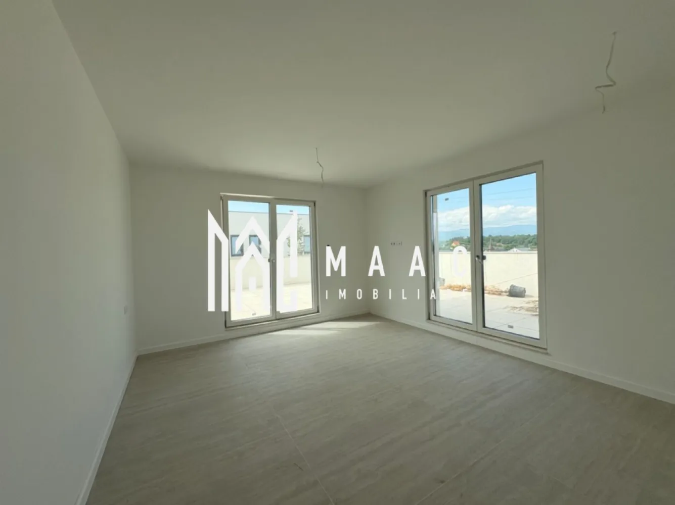 Penthouse 3 camere I 91 mp I Terasa I Calea Cisnadiei - MAAC Imobiliare vă propune spre vânzare un apartament modern și spațios, situat într-un bloc nou, pe Calea Cisnădiei, în imediata apropiere de Lidl și Primărie.

Locuința de tip Penthouse este amplasată la etajul 3 și dispune de o suprafață utilă de 91mp,terasa de 70 mp, fiind compartimentată inteligent pentru a oferi confort și funcționalitate. Apartamentul este compus din living generos cu bucătărie open-space , 2 dormitoare luminoase ,1 baie

Imobilul se predă la cheie, Partial mobilat ,cu finisaje moderne, iar în preț este inclus și un loc de parcare.

O alegere ideală pentru o familie sau pentru cei care își doresc un apartament bine poziționat, într-o zonă în continuă dezvoltare, aproape de magazine, instituții și puncte de interes.

Pentru mai multe detalii precizati ca ati vazut anuntul cu ID CP3120218