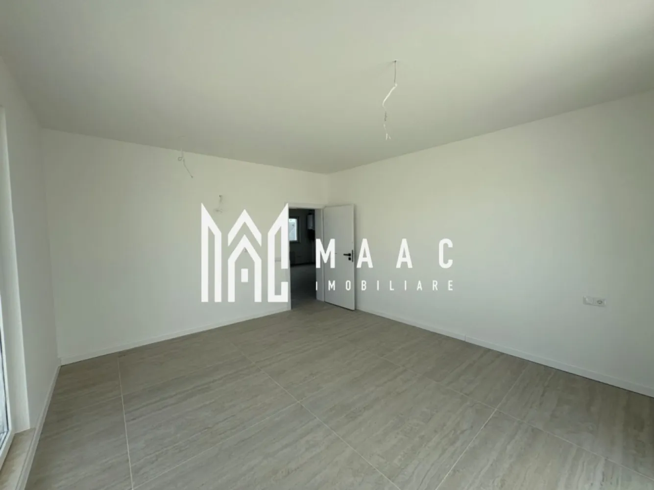 Penthouse 3 camere I 91 mp I Terasa I Calea Cisnadiei - MAAC Imobiliare vă propune spre vânzare un apartament modern și spațios, situat într-un bloc nou, pe Calea Cisnădiei, în imediata apropiere de Lidl și Primărie.

Locuința de tip Penthouse este amplasată la etajul 3 și dispune de o suprafață utilă de 91mp,terasa de 70 mp, fiind compartimentată inteligent pentru a oferi confort și funcționalitate. Apartamentul este compus din living generos cu bucătărie open-space , 2 dormitoare luminoase ,1 baie

Imobilul se predă la cheie, Partial mobilat ,cu finisaje moderne, iar în preț este inclus și un loc de parcare.

O alegere ideală pentru o familie sau pentru cei care își doresc un apartament bine poziționat, într-o zonă în continuă dezvoltare, aproape de magazine, instituții și puncte de interes.

Pentru mai multe detalii precizati ca ati vazut anuntul cu ID CP3120218