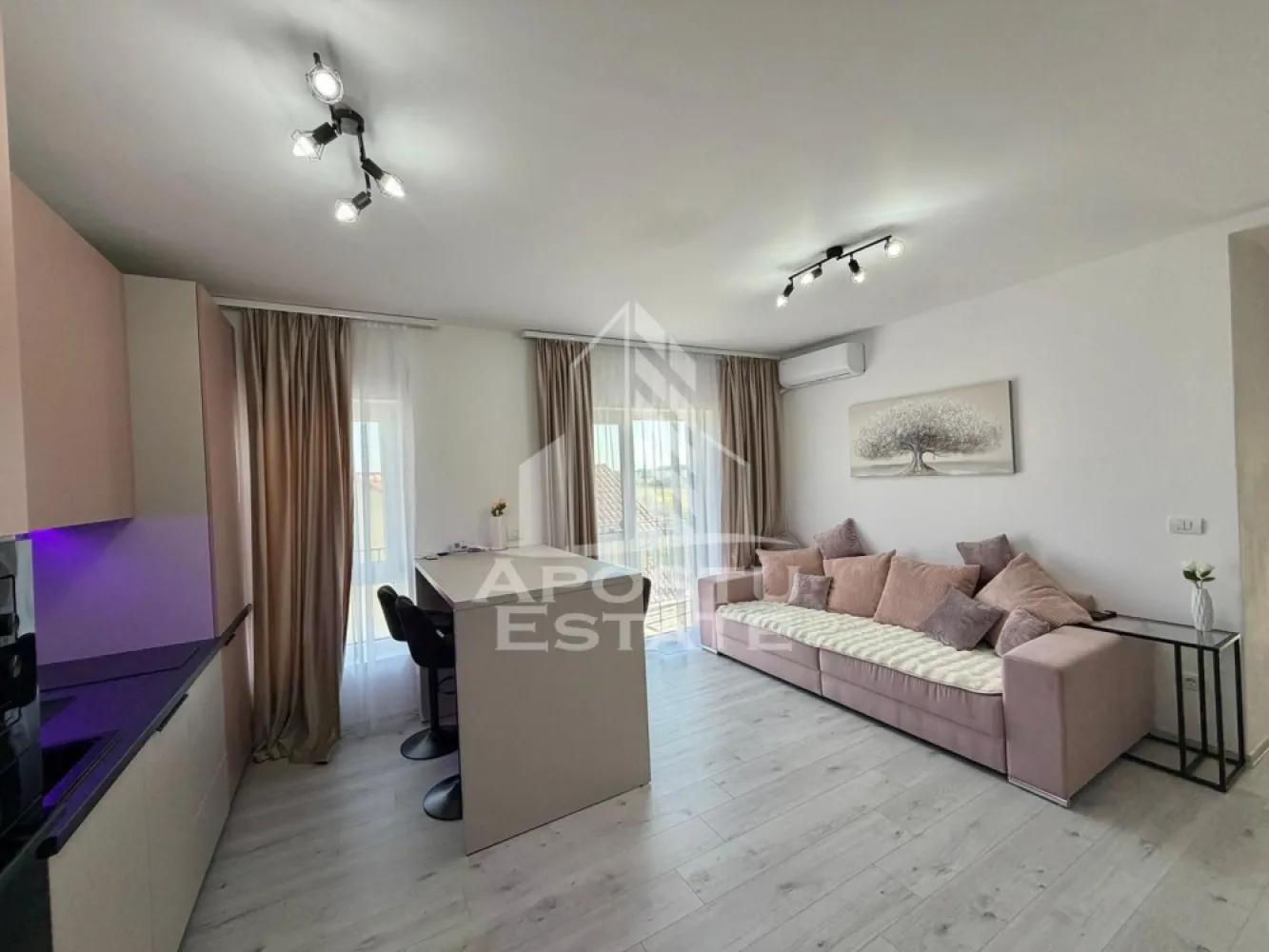 Apartament cu 2 camere de inchiriat, prima inchiriere, Giroc - Agentia imobiliara APOSTU ESTATE va propune spre inchiriere un apartament cu 2 camere spatios si luminos, situat in Giroc, proximitatea SXD market. Zona linistita, potrivit pentru cupluri sau familii care isi doresc o locuinta in care sa se simta confortabil
Suprafata utila: 45 mp

Compartimentare eficienta:
-Bucatarie deschisa complet mobilata si utilata, cu loc de luat masa
-Living luminos si spatios
-Dormitor complet mbilat si utilat
-Baie prevazuta cu cabina de dus si geam la baie pentru ventilatie naturala

Confort si facilitati:
-Masina de spalat rufe
-Masina de spalat vase
-Doua balcoane
-Loc de parcare inclus in pret
-Incalzirea apartamentului: centrala proprie (incalzire prin pardoseala)

Localizare:
-Timis, Giroc, proximitatea SXD market

Ideal pentru:
-Persoane singure
-Familii
-Cupluri

Disponibilitate: imediata
Pret chirie lunara: 400 EUR
Programeaza o vizionare pentru a-ti putea imagina viitorul aici!
ID intern: CP3120370