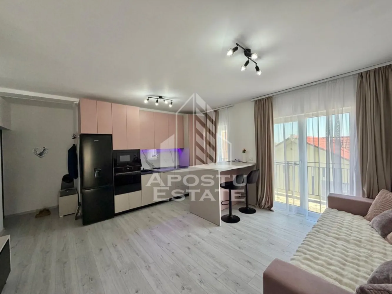 Apartament cu 2 camere de inchiriat, prima inchiriere, Giroc - Agentia imobiliara APOSTU ESTATE va propune spre inchiriere un apartament cu 2 camere spatios si luminos, situat in Giroc, proximitatea SXD market. Zona linistita, potrivit pentru cupluri sau familii care isi doresc o locuinta in care sa se simta confortabil
Suprafata utila: 45 mp

Compartimentare eficienta:
-Bucatarie deschisa complet mobilata si utilata, cu loc de luat masa
-Living luminos si spatios
-Dormitor complet mbilat si utilat
-Baie prevazuta cu cabina de dus si geam la baie pentru ventilatie naturala

Confort si facilitati:
-Masina de spalat rufe
-Masina de spalat vase
-Doua balcoane
-Loc de parcare inclus in pret
-Incalzirea apartamentului: centrala proprie (incalzire prin pardoseala)

Localizare:
-Timis, Giroc, proximitatea SXD market

Ideal pentru:
-Persoane singure
-Familii
-Cupluri

Disponibilitate: imediata
Pret chirie lunara: 400 EUR
Programeaza o vizionare pentru a-ti putea imagina viitorul aici!
ID intern: CP3120370