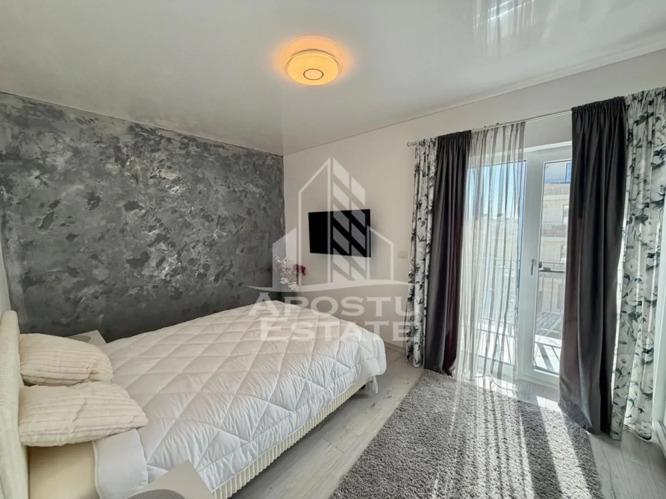 Apartament cu 2 camere de inchiriat, prima inchiriere, Giroc - Agentia imobiliara APOSTU ESTATE va propune spre inchiriere un apartament cu 2 camere spatios si luminos, situat in Giroc, proximitatea SXD market. Zona linistita, potrivit pentru cupluri sau familii care isi doresc o locuinta in care sa se simta confortabil
Suprafata utila: 45 mp

Compartimentare eficienta:
-Bucatarie deschisa complet mobilata si utilata, cu loc de luat masa
-Living luminos si spatios
-Dormitor complet mbilat si utilat
-Baie prevazuta cu cabina de dus si geam la baie pentru ventilatie naturala

Confort si facilitati:
-Masina de spalat rufe
-Masina de spalat vase
-Doua balcoane
-Loc de parcare inclus in pret
-Incalzirea apartamentului: centrala proprie (incalzire prin pardoseala)

Localizare:
-Timis, Giroc, proximitatea SXD market

Ideal pentru:
-Persoane singure
-Familii
-Cupluri

Disponibilitate: imediata
Pret chirie lunara: 400 EUR
Programeaza o vizionare pentru a-ti putea imagina viitorul aici!
ID intern: CP3120370