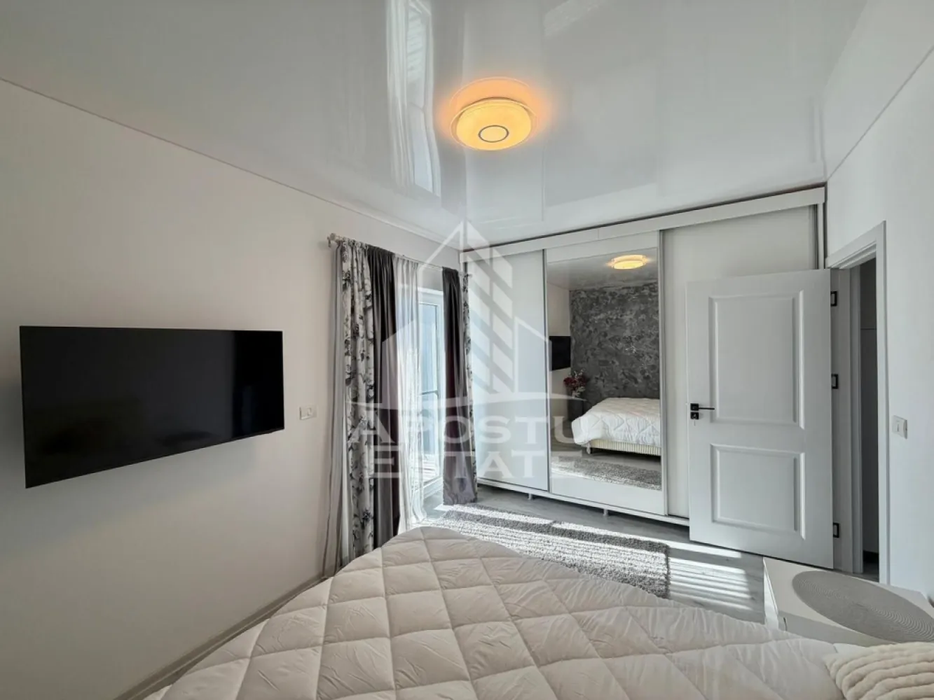 Apartament cu 2 camere de inchiriat, prima inchiriere, Giroc - Agentia imobiliara APOSTU ESTATE va propune spre inchiriere un apartament cu 2 camere spatios si luminos, situat in Giroc, proximitatea SXD market. Zona linistita, potrivit pentru cupluri sau familii care isi doresc o locuinta in care sa se simta confortabil
Suprafata utila: 45 mp

Compartimentare eficienta:
-Bucatarie deschisa complet mobilata si utilata, cu loc de luat masa
-Living luminos si spatios
-Dormitor complet mbilat si utilat
-Baie prevazuta cu cabina de dus si geam la baie pentru ventilatie naturala

Confort si facilitati:
-Masina de spalat rufe
-Masina de spalat vase
-Doua balcoane
-Loc de parcare inclus in pret
-Incalzirea apartamentului: centrala proprie (incalzire prin pardoseala)

Localizare:
-Timis, Giroc, proximitatea SXD market

Ideal pentru:
-Persoane singure
-Familii
-Cupluri

Disponibilitate: imediata
Pret chirie lunara: 400 EUR
Programeaza o vizionare pentru a-ti putea imagina viitorul aici!
ID intern: CP3120370