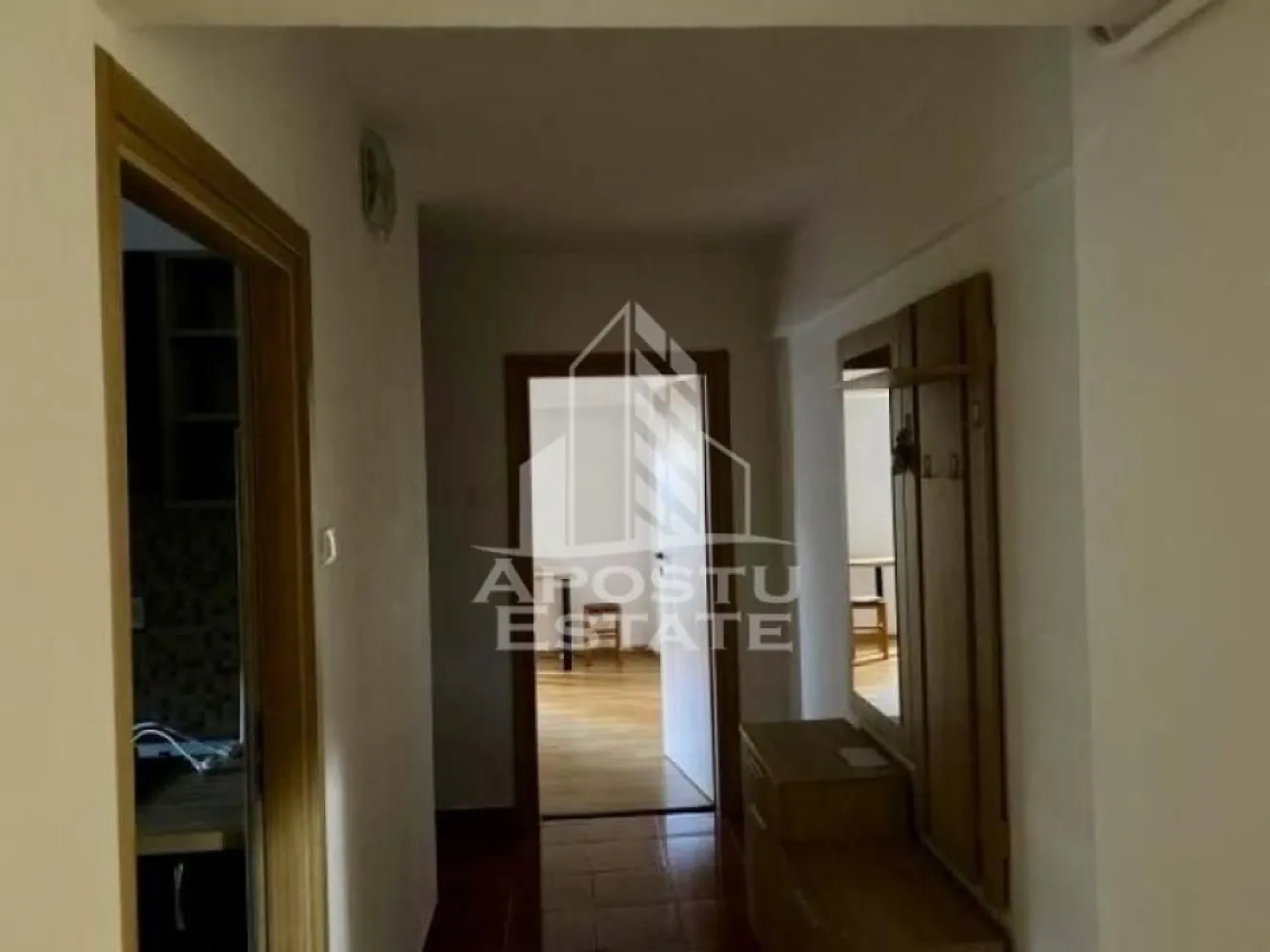 Apartament cu 1 camera, de vanzare, zona Soarelui, Timisoara - Agentia imobiliara APOSTU ESTATE va ofera spre vanzare un apartament 1 camera, mobilat si utilat, localizat in judetul Timis, Timisoara, zona Soarelui

Apartamentul are o suprafata de 38 mp utili si este situat la etajul 1 intr-un bloc cu 8 etaje, cu lift.

- Hol de acces

- Bucatarie

-Camera

- Baie

Confortul termic este asigurat prin intermediul termoficarii, dar se poate monta centrala proprie pe gaz.

Zona cu numeroase facilitati si puncte de interes precum: acces rapid si usor la mijloacele de transport in comun, si alte supermarket-uri in apropiere, farmacii, institutii de invatamant, restaurante, baruri, cafenele si multe altele.

Agentia imobiliara Apostu Estate va ofera consultanta bancara gratuita prin intermediul colaboratorilor nostri pentru alegerea celui mai potrivit tip de credit, astfel incat tu sa devi noul proprietar al acestui apartament.

Va asteptam cu drag la o vizionare!