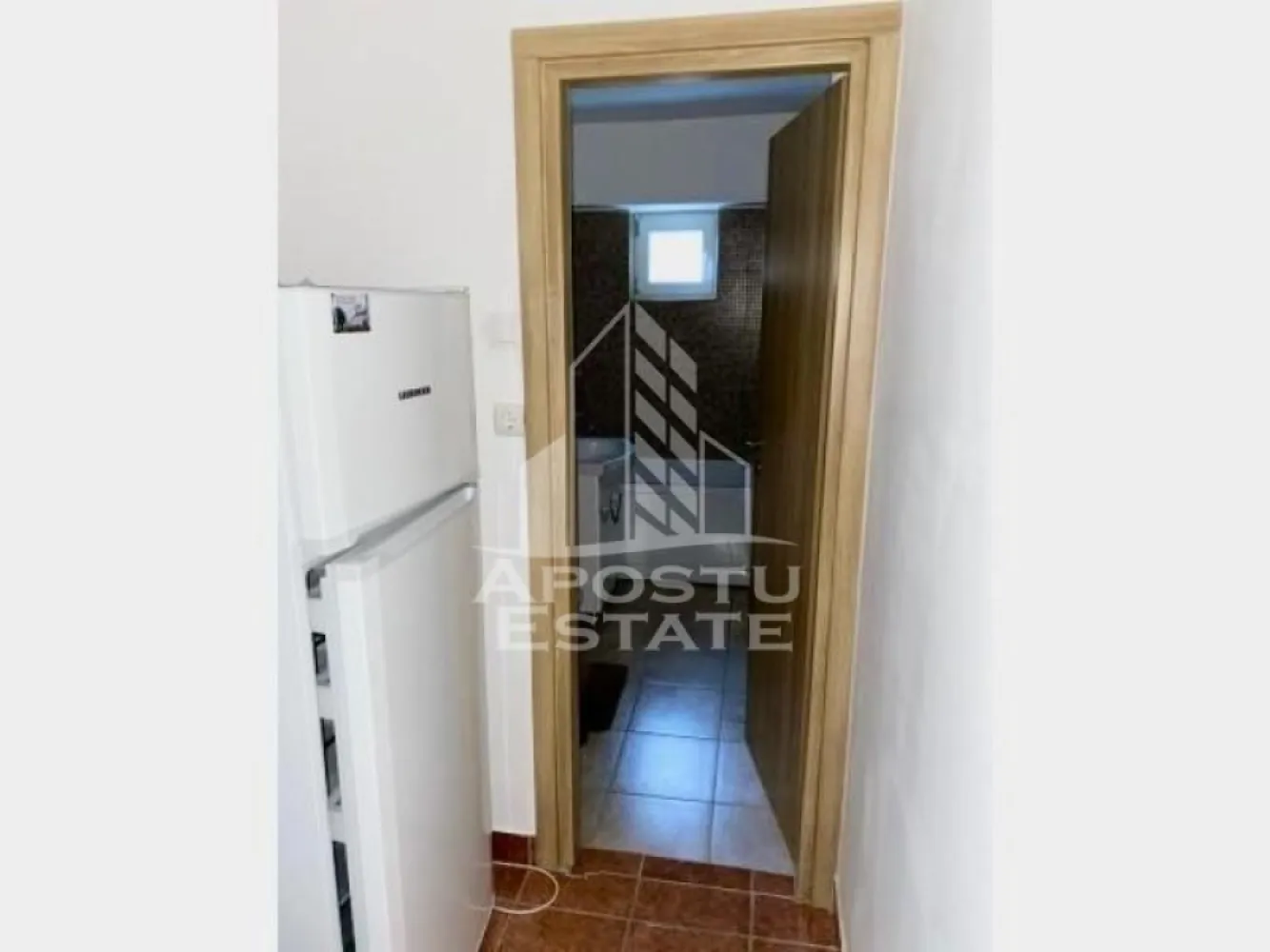 Apartament cu 1 camera, de vanzare, zona Soarelui, Timisoara - Agentia imobiliara APOSTU ESTATE va ofera spre vanzare un apartament 1 camera, mobilat si utilat, localizat in judetul Timis, Timisoara, zona Soarelui

Apartamentul are o suprafata de 38 mp utili si este situat la etajul 1 intr-un bloc cu 8 etaje, cu lift.

- Hol de acces

- Bucatarie

-Camera

- Baie

Confortul termic este asigurat prin intermediul termoficarii, dar se poate monta centrala proprie pe gaz.

Zona cu numeroase facilitati si puncte de interes precum: acces rapid si usor la mijloacele de transport in comun, si alte supermarket-uri in apropiere, farmacii, institutii de invatamant, restaurante, baruri, cafenele si multe altele.

Agentia imobiliara Apostu Estate va ofera consultanta bancara gratuita prin intermediul colaboratorilor nostri pentru alegerea celui mai potrivit tip de credit, astfel incat tu sa devi noul proprietar al acestui apartament.

Va asteptam cu drag la o vizionare!