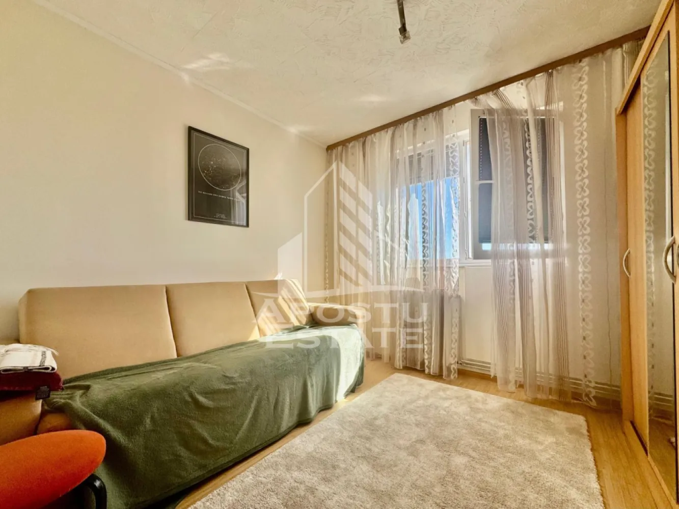 Apartament de vanzare 3 camere, 54 mp utili, zona Vlaicu - Apostu Estate va ofera spre vanzare un apartament cu 3 camere, ideal pentru o familie sau pentru investitie, situat intr-o zona linistita si accesibila.
Locuinta este compartimentata practic si cuprinde 2 dormitoare spatioase, living luminos, bucatarie separata, baie cu geam pentru aerisire naturala, hol generos si balcon.
Apartamentul ofera un confort sporit datorita izolatiei interioare de 2 cm, inclusiv la nivelul tavanului, contribuind la mentinerea temperaturii optime in orice sezon.
Camerele sunt bine luminate natural si permit amenajarea dupa propriul gust.
Bucataria este functionala.
Baia cu geam aduce un plus de ventilatie si lumina naturala.
Holul este practic si ofera spatiu pentru depozitare.
Balconul poate fi folosit ca zona de relaxare sau spatiu suplimentar util.
Apartamentul este potrivit atat pentru locuit imediat, cat si pentru modernizare dupa preferinte.
Zona dispune de acces facil catre magazine, scoli, mijloace de transport si alte puncte de interes.
Imobilul este bine intretinut si ofera un ambient placut.
Locuinta este ideala pentru cei care cauta confort, spatiu si functionalitate.
Se vinde la un pret atractiv raportat la compartimentare si locatie.
Pentru mai multe detalii sau programarea unei vizionari, nu ezitati sa contactati.
ID CP3118626