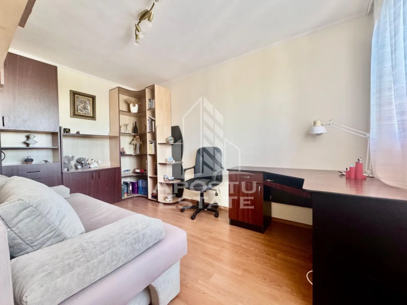 Apartament de vanzare 3 camere, 54 mp utili, zona Vlaicu - Apostu Estate va ofera spre vanzare un apartament cu 3 camere, ideal pentru o familie sau pentru investitie, situat intr-o zona linistita si accesibila.
Locuinta este compartimentata practic si cuprinde 2 dormitoare spatioase, living luminos, bucatarie separata, baie cu geam pentru aerisire naturala, hol generos si balcon.
Apartamentul ofera un confort sporit datorita izolatiei interioare de 2 cm, inclusiv la nivelul tavanului, contribuind la mentinerea temperaturii optime in orice sezon.
Camerele sunt bine luminate natural si permit amenajarea dupa propriul gust.
Bucataria este functionala.
Baia cu geam aduce un plus de ventilatie si lumina naturala.
Holul este practic si ofera spatiu pentru depozitare.
Balconul poate fi folosit ca zona de relaxare sau spatiu suplimentar util.
Apartamentul este potrivit atat pentru locuit imediat, cat si pentru modernizare dupa preferinte.
Zona dispune de acces facil catre magazine, scoli, mijloace de transport si alte puncte de interes.
Imobilul este bine intretinut si ofera un ambient placut.
Locuinta este ideala pentru cei care cauta confort, spatiu si functionalitate.
Se vinde la un pret atractiv raportat la compartimentare si locatie.
Pentru mai multe detalii sau programarea unei vizionari, nu ezitati sa contactati.
ID CP3118626