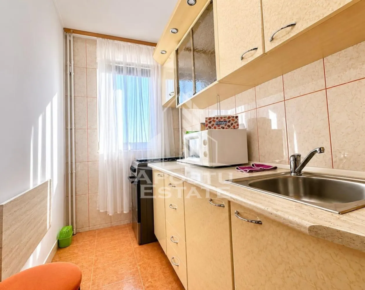 Apartament de vanzare 3 camere, 54 mp utili, zona Vlaicu - Apostu Estate va ofera spre vanzare un apartament cu 3 camere, ideal pentru o familie sau pentru investitie, situat intr-o zona linistita si accesibila.
Locuinta este compartimentata practic si cuprinde 2 dormitoare spatioase, living luminos, bucatarie separata, baie cu geam pentru aerisire naturala, hol generos si balcon.
Apartamentul ofera un confort sporit datorita izolatiei interioare de 2 cm, inclusiv la nivelul tavanului, contribuind la mentinerea temperaturii optime in orice sezon.
Camerele sunt bine luminate natural si permit amenajarea dupa propriul gust.
Bucataria este functionala.
Baia cu geam aduce un plus de ventilatie si lumina naturala.
Holul este practic si ofera spatiu pentru depozitare.
Balconul poate fi folosit ca zona de relaxare sau spatiu suplimentar util.
Apartamentul este potrivit atat pentru locuit imediat, cat si pentru modernizare dupa preferinte.
Zona dispune de acces facil catre magazine, scoli, mijloace de transport si alte puncte de interes.
Imobilul este bine intretinut si ofera un ambient placut.
Locuinta este ideala pentru cei care cauta confort, spatiu si functionalitate.
Se vinde la un pret atractiv raportat la compartimentare si locatie.
Pentru mai multe detalii sau programarea unei vizionari, nu ezitati sa contactati.
ID CP3118626