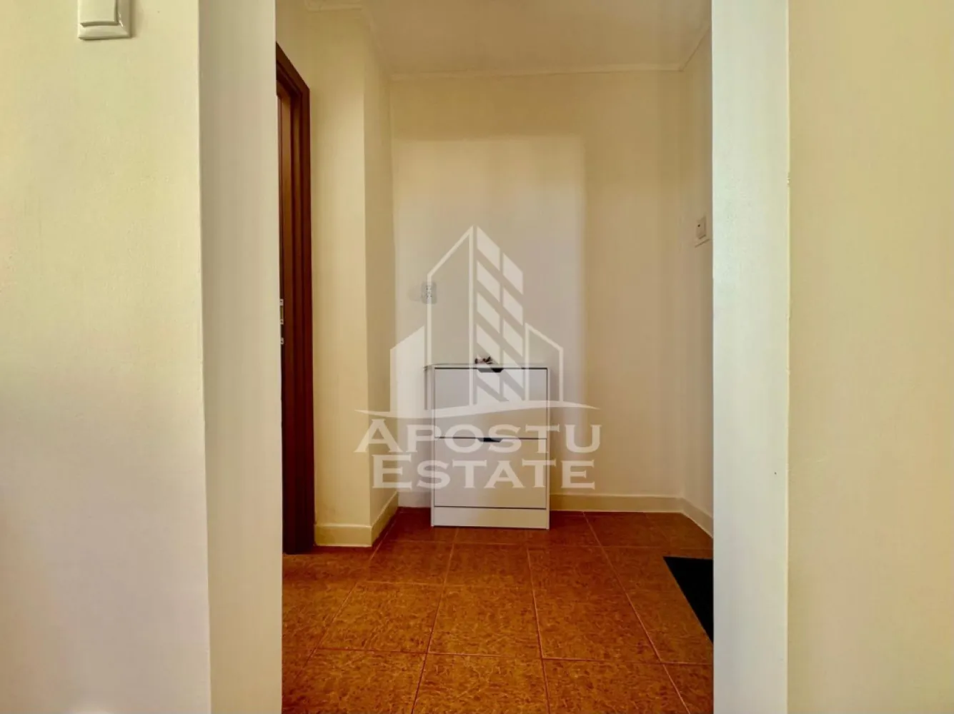 Apartament de vanzare 3 camere, 54 mp utili, zona Vlaicu - Apostu Estate va ofera spre vanzare un apartament cu 3 camere, ideal pentru o familie sau pentru investitie, situat intr-o zona linistita si accesibila.
Locuinta este compartimentata practic si cuprinde 2 dormitoare spatioase, living luminos, bucatarie separata, baie cu geam pentru aerisire naturala, hol generos si balcon.
Apartamentul ofera un confort sporit datorita izolatiei interioare de 2 cm, inclusiv la nivelul tavanului, contribuind la mentinerea temperaturii optime in orice sezon.
Camerele sunt bine luminate natural si permit amenajarea dupa propriul gust.
Bucataria este functionala.
Baia cu geam aduce un plus de ventilatie si lumina naturala.
Holul este practic si ofera spatiu pentru depozitare.
Balconul poate fi folosit ca zona de relaxare sau spatiu suplimentar util.
Apartamentul este potrivit atat pentru locuit imediat, cat si pentru modernizare dupa preferinte.
Zona dispune de acces facil catre magazine, scoli, mijloace de transport si alte puncte de interes.
Imobilul este bine intretinut si ofera un ambient placut.
Locuinta este ideala pentru cei care cauta confort, spatiu si functionalitate.
Se vinde la un pret atractiv raportat la compartimentare si locatie.
Pentru mai multe detalii sau programarea unei vizionari, nu ezitati sa contactati.
ID CP3118626