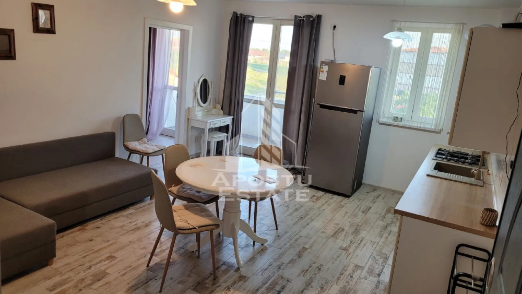 Apartament cu 3 camere, mobilat, cu gradina, in vatra satului Giroc - APOSTU ESTATE va ofera spre inchiriere un apartament cu 3 camere, open space, situat in vatra satului din Giroc, jud Timis.
Dispune de o suprafata de 52 mp utili + balcon de 4 mp.
Confortul termic se realizeaza cu ajutorul centralei proprii pe gaz cu incalzire in pardoseala.
Beneficiaza de 1 loc de parcare.
Gradina este la comun pentru toata cladirea.
Regimul de inaltime este P+2 etaje.
Se inchiriaza complet utilat si mobilat.
Curtea este amenajata cu foisor si loc de joaca pentru copii.

Compartimentare:
- living open space
- bucatarie
- 2 dormitoare
- baie cu cada si geam
- debara
- balcon

Pretul de inchiriere este de 430 euro + garantie.
Va asteptam cu drag la o vizionare!
CP 3120367