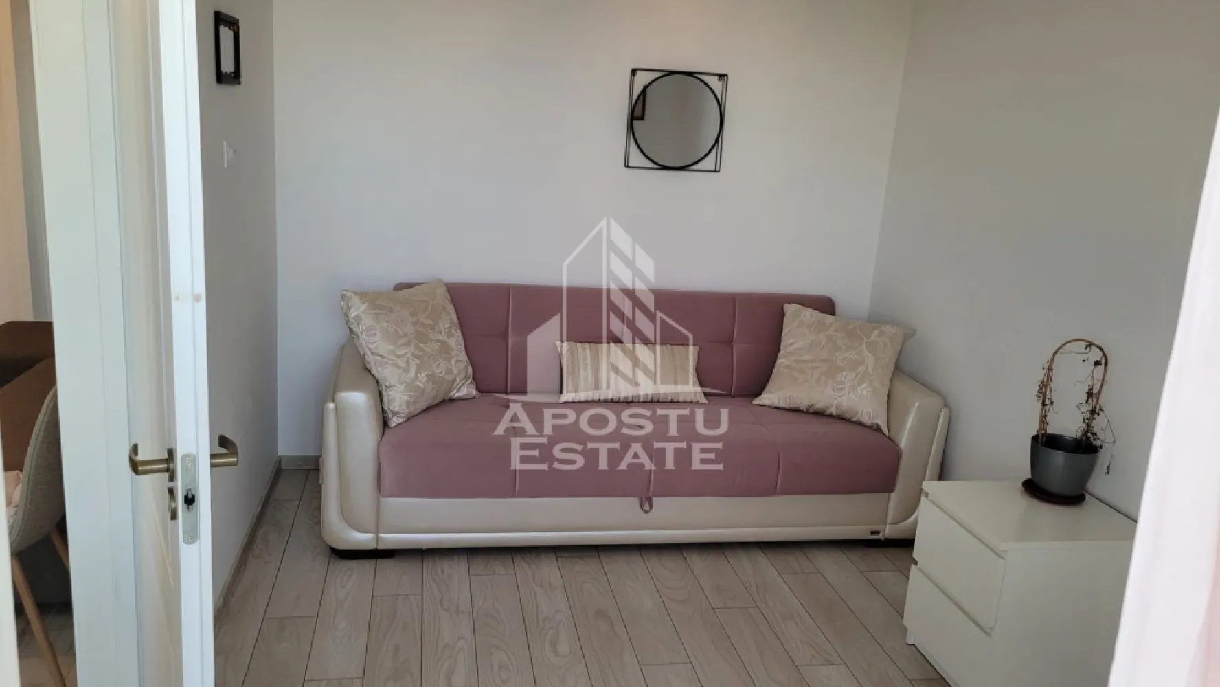 Apartament cu 3 camere, mobilat, cu gradina, in vatra satului Giroc - APOSTU ESTATE va ofera spre inchiriere un apartament cu 3 camere, open space, situat in vatra satului din Giroc, jud Timis.
Dispune de o suprafata de 52 mp utili + balcon de 4 mp.
Confortul termic se realizeaza cu ajutorul centralei proprii pe gaz cu incalzire in pardoseala.
Beneficiaza de 1 loc de parcare.
Gradina este la comun pentru toata cladirea.
Regimul de inaltime este P+2 etaje.
Se inchiriaza complet utilat si mobilat.
Curtea este amenajata cu foisor si loc de joaca pentru copii.

Compartimentare:
- living open space
- bucatarie
- 2 dormitoare
- baie cu cada si geam
- debara
- balcon

Pretul de inchiriere este de 430 euro + garantie.
Va asteptam cu drag la o vizionare!
CP 3120367