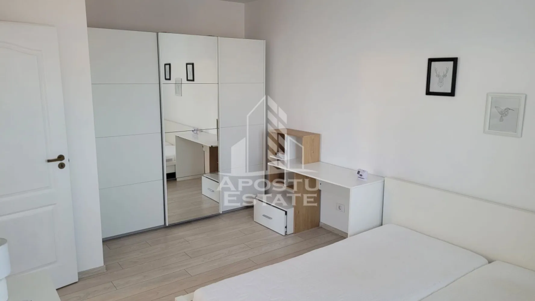 Apartament cu 3 camere, mobilat, cu gradina, in vatra satului Giroc - APOSTU ESTATE va ofera spre inchiriere un apartament cu 3 camere, open space, situat in vatra satului din Giroc, jud Timis.
Dispune de o suprafata de 52 mp utili + balcon de 4 mp.
Confortul termic se realizeaza cu ajutorul centralei proprii pe gaz cu incalzire in pardoseala.
Beneficiaza de 1 loc de parcare.
Gradina este la comun pentru toata cladirea.
Regimul de inaltime este P+2 etaje.
Se inchiriaza complet utilat si mobilat.
Curtea este amenajata cu foisor si loc de joaca pentru copii.

Compartimentare:
- living open space
- bucatarie
- 2 dormitoare
- baie cu cada si geam
- debara
- balcon

Pretul de inchiriere este de 430 euro + garantie.
Va asteptam cu drag la o vizionare!
CP 3120367