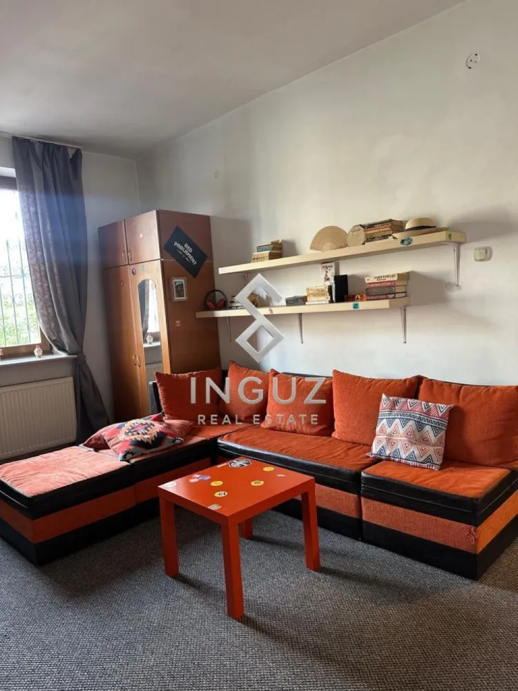 Apartament 2 camere de închiriat – Zona Titan, lângă parc - Apartament 2 camere de închiriat – Zona Titan, lângă parc ⬇️ العربية بالأسفل ⬇️

Se oferă spre închiriere un apartament cu 2 camere, situat la etajul 3 din 3, într-o zonă liniștită și curată, în apropierea Parcului Titan.

Localizare excelentă:
• La aproximativ 10 minute de mers pe jos de ParkLake Shopping Center
• Acces rapid către Parcul Titan (IOR), mijloace de transport în comun, supermarketuri, farmacii, cafenele și restaurante
• Zonă verde, ideală pentru relaxare și plimbări

Detalii apartament:
• Compartimentare practică și luminoasă
• Debara spațioasă în bucătărie
• Cameră tip boxă/depozitare la subsol
• Situat într-un imobil liniștit și bine întreținut
• Ideal pentru cupluri, persoane singure sau familie restrânsă

Apartamentul oferă un echilibru foarte bun între confort, liniște și acces rapid către una dintre cele mai apreciate zone din Sector 3.
Pentru mai multe detalii sau programarea unei vizionări:

شقة غرفتين للإيجار – منطقة تيتان بالقرب من الحديقة

متوفر للإيجار شقة مكونة من غرفتين، تقع في الطابق الثالث من 3، ضمن منطقة هادئة ونظيفة بالقرب من حديقة تيتان.

 موقع ممتاز:
• حوالي 10 دقائق مشياً إلى مول ParkLake
• قريبة من حديقة Titan (IOR)
• وصول سريع للمواصلات، السوبرماركت، الصيدليات، الكافيهات والمطاعم
• منطقة مريحة وهادئة مناسبة للسكن والاستقرار

 تفاصيل الشقة:
• تقسيم عملي ومريح
• غرفة تخزين داخل المطبخ
• غرفة تخزين إضافية في القبو (Subsol)
• بناية هادئة ومعتنى بها
• مناسبة لشخص واحد، زوجين أو عائلة صغيرة

الشقة توفر توازن ممتاز بين الهدوء، الراحة، والموقع الحيوي في واحدة من أفضل مناطق القطاع 3.

للمزيد من المعلومات أو لحجز موعد للمعاينة: