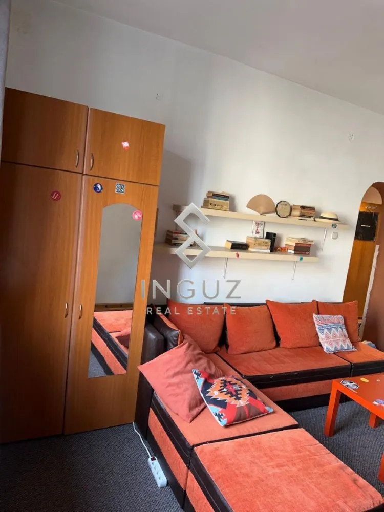 Apartament 2 camere de închiriat – Zona Titan, lângă parc - Apartament 2 camere de închiriat – Zona Titan, lângă parc ⬇️ العربية بالأسفل ⬇️

Se oferă spre închiriere un apartament cu 2 camere, situat la etajul 3 din 3, într-o zonă liniștită și curată, în apropierea Parcului Titan.

Localizare excelentă:
• La aproximativ 10 minute de mers pe jos de ParkLake Shopping Center
• Acces rapid către Parcul Titan (IOR), mijloace de transport în comun, supermarketuri, farmacii, cafenele și restaurante
• Zonă verde, ideală pentru relaxare și plimbări

Detalii apartament:
• Compartimentare practică și luminoasă
• Debara spațioasă în bucătărie
• Cameră tip boxă/depozitare la subsol
• Situat într-un imobil liniștit și bine întreținut
• Ideal pentru cupluri, persoane singure sau familie restrânsă

Apartamentul oferă un echilibru foarte bun între confort, liniște și acces rapid către una dintre cele mai apreciate zone din Sector 3.
Pentru mai multe detalii sau programarea unei vizionări:

شقة غرفتين للإيجار – منطقة تيتان بالقرب من الحديقة

متوفر للإيجار شقة مكونة من غرفتين، تقع في الطابق الثالث من 3، ضمن منطقة هادئة ونظيفة بالقرب من حديقة تيتان.

 موقع ممتاز:
• حوالي 10 دقائق مشياً إلى مول ParkLake
• قريبة من حديقة Titan (IOR)
• وصول سريع للمواصلات، السوبرماركت، الصيدليات، الكافيهات والمطاعم
• منطقة مريحة وهادئة مناسبة للسكن والاستقرار

 تفاصيل الشقة:
• تقسيم عملي ومريح
• غرفة تخزين داخل المطبخ
• غرفة تخزين إضافية في القبو (Subsol)
• بناية هادئة ومعتنى بها
• مناسبة لشخص واحد، زوجين أو عائلة صغيرة

الشقة توفر توازن ممتاز بين الهدوء، الراحة، والموقع الحيوي في واحدة من أفضل مناطق القطاع 3.

للمزيد من المعلومات أو لحجز موعد للمعاينة: