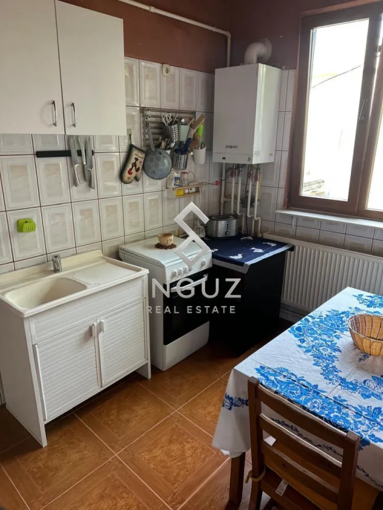 Apartament 2 camere de închiriat – Zona Titan, lângă parc - Apartament 2 camere de închiriat – Zona Titan, lângă parc ⬇️ العربية بالأسفل ⬇️

Se oferă spre închiriere un apartament cu 2 camere, situat la etajul 3 din 3, într-o zonă liniștită și curată, în apropierea Parcului Titan.

Localizare excelentă:
• La aproximativ 10 minute de mers pe jos de ParkLake Shopping Center
• Acces rapid către Parcul Titan (IOR), mijloace de transport în comun, supermarketuri, farmacii, cafenele și restaurante
• Zonă verde, ideală pentru relaxare și plimbări

Detalii apartament:
• Compartimentare practică și luminoasă
• Debara spațioasă în bucătărie
• Cameră tip boxă/depozitare la subsol
• Situat într-un imobil liniștit și bine întreținut
• Ideal pentru cupluri, persoane singure sau familie restrânsă

Apartamentul oferă un echilibru foarte bun între confort, liniște și acces rapid către una dintre cele mai apreciate zone din Sector 3.
Pentru mai multe detalii sau programarea unei vizionări:

شقة غرفتين للإيجار – منطقة تيتان بالقرب من الحديقة

متوفر للإيجار شقة مكونة من غرفتين، تقع في الطابق الثالث من 3، ضمن منطقة هادئة ونظيفة بالقرب من حديقة تيتان.

 موقع ممتاز:
• حوالي 10 دقائق مشياً إلى مول ParkLake
• قريبة من حديقة Titan (IOR)
• وصول سريع للمواصلات، السوبرماركت، الصيدليات، الكافيهات والمطاعم
• منطقة مريحة وهادئة مناسبة للسكن والاستقرار

 تفاصيل الشقة:
• تقسيم عملي ومريح
• غرفة تخزين داخل المطبخ
• غرفة تخزين إضافية في القبو (Subsol)
• بناية هادئة ومعتنى بها
• مناسبة لشخص واحد، زوجين أو عائلة صغيرة

الشقة توفر توازن ممتاز بين الهدوء، الراحة، والموقع الحيوي في واحدة من أفضل مناطق القطاع 3.

للمزيد من المعلومات أو لحجز موعد للمعاينة: