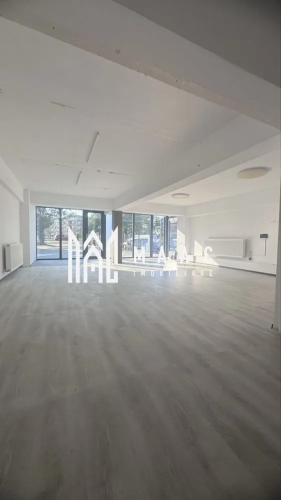Spațiu birouri I Open- space I 85 mpu I Parcare I Selgros - De închiriat, împreună sau separat, două spații comerciale la parter, potrivite pentru multiple destinații. Suprafața totală este de 85 mp ( unul de 60 mp, altul de 25 mp ), situată la parterul unei clădiri moderne. Caracteristici principale: - Spații semicompartimentate, flexibile ca utilizare - Încălzire centrală - Perete de sticlă cu vizibilitate excelentă la stradă - Grup sanitar amenajat - Iluminat natural și artificial eficient - Locuri de parcare disponibile Localizare: zonă cu trafic intens, acces rapid la autostradă, aproape de târg, Selgros, Shopping Prima și alte puncte de interes. Disponibilitate: imediată. Pentru detalii suplimentare sau programarea unei vizionări, contactați MAAC Imobiliare specificând ID CP2884964. }}