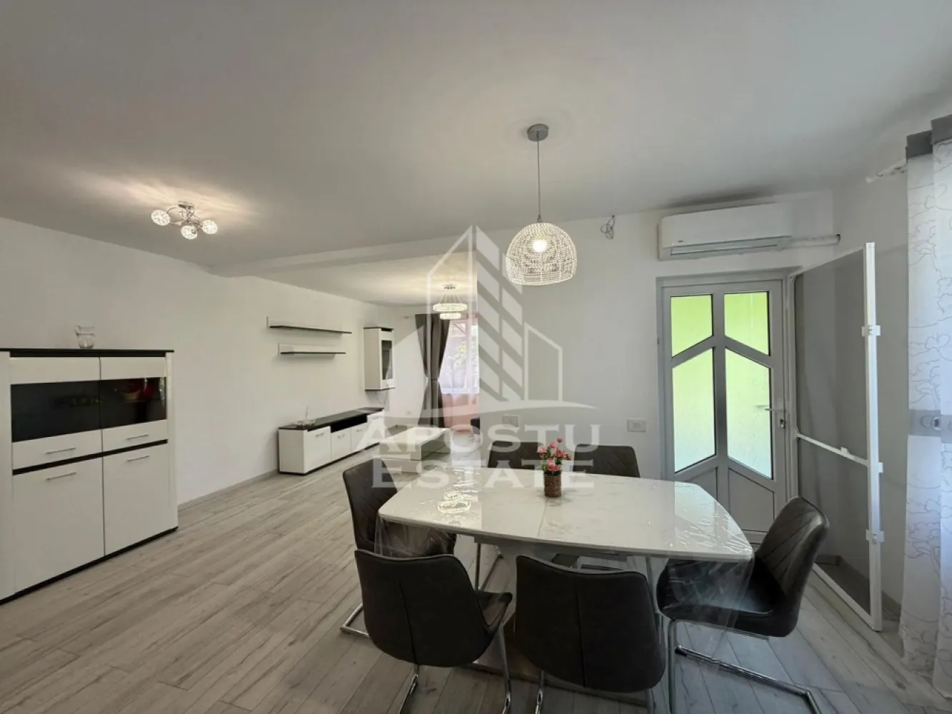 Casa cu 5 camere de inchiriat, zona Decathlon, Aradului, Timisoara - Agentia imobiliara APOSTU ESTATE va propune spre inchiriere o casa cu 5 camere spatioasa si luminoasa, situata in Timisoara, zona Aradului, ca punct de reper apropiat in spatele DECATHLON. Zona linistita, potrivit pentru cupluri sau familii care isi doresc o locuinta in care sa se simta confortabil
Suprafata utila: 175 mp

Compartimentare eficienta:
-Bucatarie deschisa complet mobilata si utilata, cu loc de luat masa
-Living luminos si spatios
-Dormitoare complet mobilate si utilate
-Bai prevazute cu cada si geam la baie pentru ventilatie naturala

Confort si facilitati:
-Masina de spalat rufe
-Aer conditionat
- Terasa
-Locuri de parcare
-Incalzirea apartamentului: centrala proprie (incalzire prin pardoseala)

Localizare:
-Timis, Timisoara, zona Aradului, proximitatea DECATHLON, Mega Image

Ideal pentru:
-Cupluri
-Familii la inceput de drum

Disponibilitate: imediata
Pret chirie lunara: 1150 EUR
Programeaza o vizionare pentru a-ti putea imagina viitorul aici!
ID intern: CP3120400