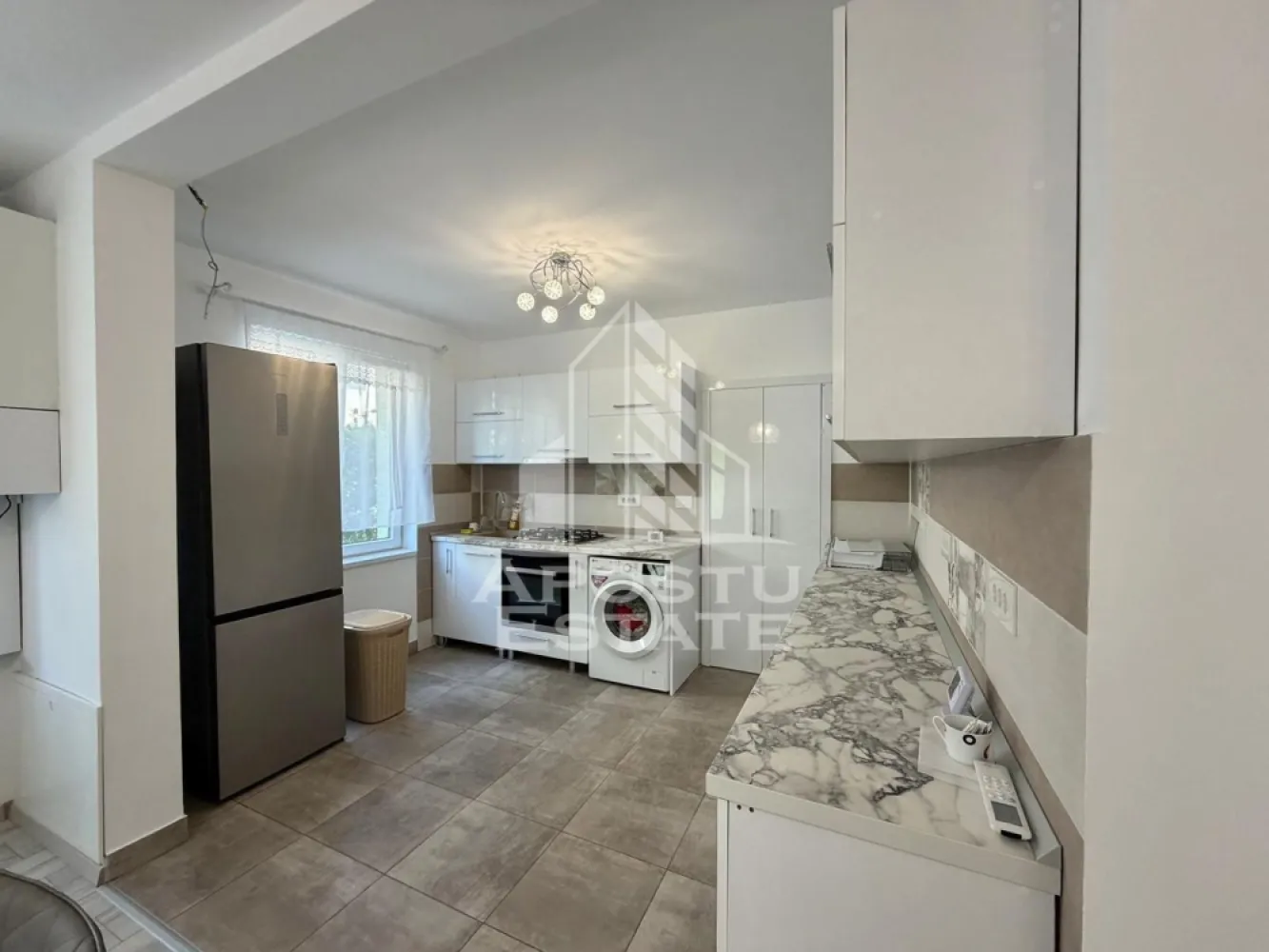 Casa cu 5 camere de inchiriat, zona Decathlon, Aradului, Timisoara - Agentia imobiliara APOSTU ESTATE va propune spre inchiriere o casa cu 5 camere spatioasa si luminoasa, situata in Timisoara, zona Aradului, ca punct de reper apropiat in spatele DECATHLON. Zona linistita, potrivit pentru cupluri sau familii care isi doresc o locuinta in care sa se simta confortabil
Suprafata utila: 175 mp

Compartimentare eficienta:
-Bucatarie deschisa complet mobilata si utilata, cu loc de luat masa
-Living luminos si spatios
-Dormitoare complet mobilate si utilate
-Bai prevazute cu cada si geam la baie pentru ventilatie naturala

Confort si facilitati:
-Masina de spalat rufe
-Aer conditionat
- Terasa
-Locuri de parcare
-Incalzirea apartamentului: centrala proprie (incalzire prin pardoseala)

Localizare:
-Timis, Timisoara, zona Aradului, proximitatea DECATHLON, Mega Image

Ideal pentru:
-Cupluri
-Familii la inceput de drum

Disponibilitate: imediata
Pret chirie lunara: 1150 EUR
Programeaza o vizionare pentru a-ti putea imagina viitorul aici!
ID intern: CP3120400