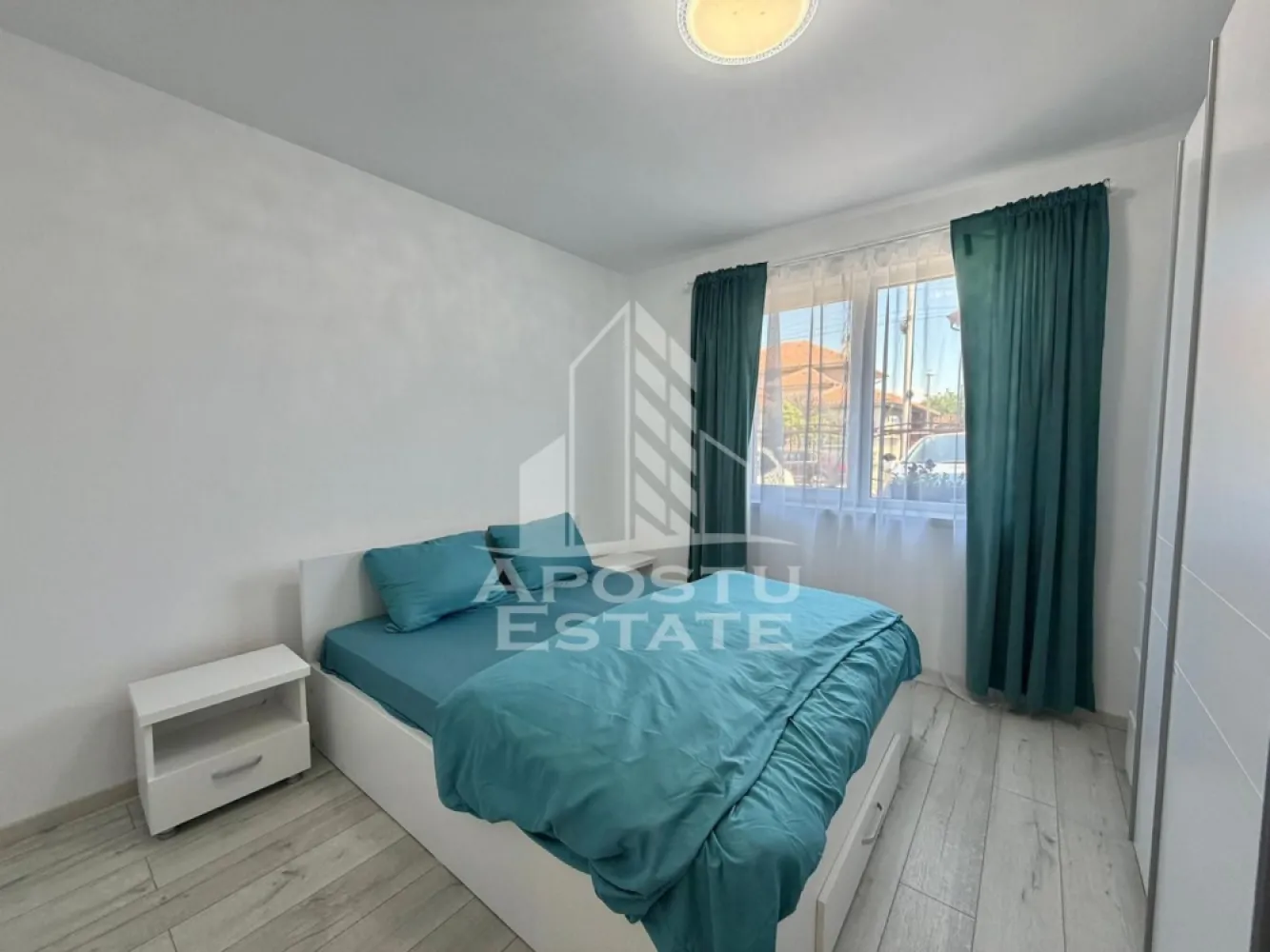 Casa cu 5 camere de inchiriat, zona Decathlon, Aradului, Timisoara - Agentia imobiliara APOSTU ESTATE va propune spre inchiriere o casa cu 5 camere spatioasa si luminoasa, situata in Timisoara, zona Aradului, ca punct de reper apropiat in spatele DECATHLON. Zona linistita, potrivit pentru cupluri sau familii care isi doresc o locuinta in care sa se simta confortabil
Suprafata utila: 175 mp

Compartimentare eficienta:
-Bucatarie deschisa complet mobilata si utilata, cu loc de luat masa
-Living luminos si spatios
-Dormitoare complet mobilate si utilate
-Bai prevazute cu cada si geam la baie pentru ventilatie naturala

Confort si facilitati:
-Masina de spalat rufe
-Aer conditionat
- Terasa
-Locuri de parcare
-Incalzirea apartamentului: centrala proprie (incalzire prin pardoseala)

Localizare:
-Timis, Timisoara, zona Aradului, proximitatea DECATHLON, Mega Image

Ideal pentru:
-Cupluri
-Familii la inceput de drum

Disponibilitate: imediata
Pret chirie lunara: 1150 EUR
Programeaza o vizionare pentru a-ti putea imagina viitorul aici!
ID intern: CP3120400