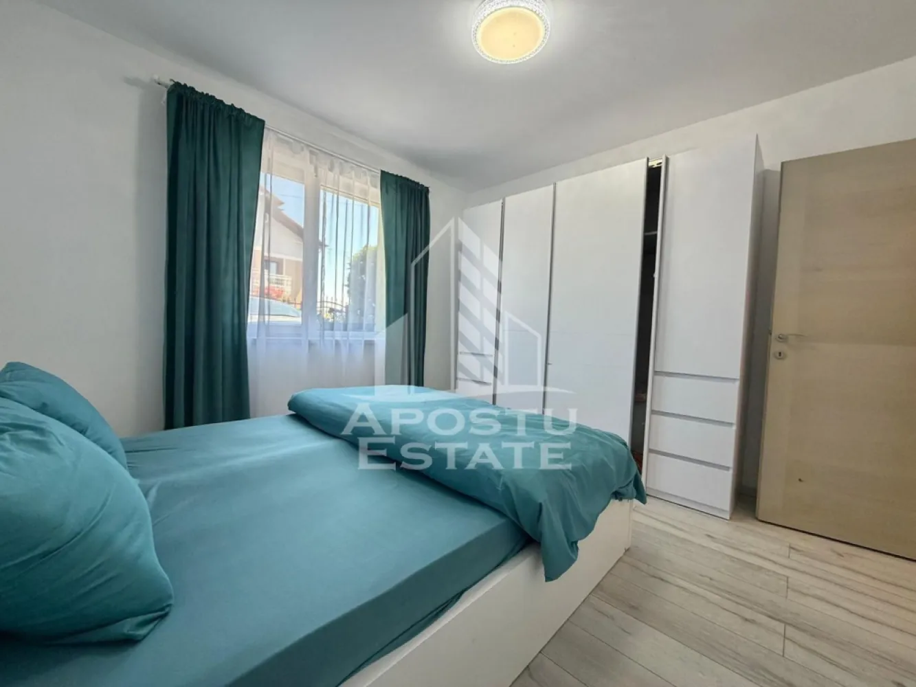 Casa cu 5 camere de inchiriat, zona Decathlon, Aradului, Timisoara - Agentia imobiliara APOSTU ESTATE va propune spre inchiriere o casa cu 5 camere spatioasa si luminoasa, situata in Timisoara, zona Aradului, ca punct de reper apropiat in spatele DECATHLON. Zona linistita, potrivit pentru cupluri sau familii care isi doresc o locuinta in care sa se simta confortabil
Suprafata utila: 175 mp

Compartimentare eficienta:
-Bucatarie deschisa complet mobilata si utilata, cu loc de luat masa
-Living luminos si spatios
-Dormitoare complet mobilate si utilate
-Bai prevazute cu cada si geam la baie pentru ventilatie naturala

Confort si facilitati:
-Masina de spalat rufe
-Aer conditionat
- Terasa
-Locuri de parcare
-Incalzirea apartamentului: centrala proprie (incalzire prin pardoseala)

Localizare:
-Timis, Timisoara, zona Aradului, proximitatea DECATHLON, Mega Image

Ideal pentru:
-Cupluri
-Familii la inceput de drum

Disponibilitate: imediata
Pret chirie lunara: 1150 EUR
Programeaza o vizionare pentru a-ti putea imagina viitorul aici!
ID intern: CP3120400