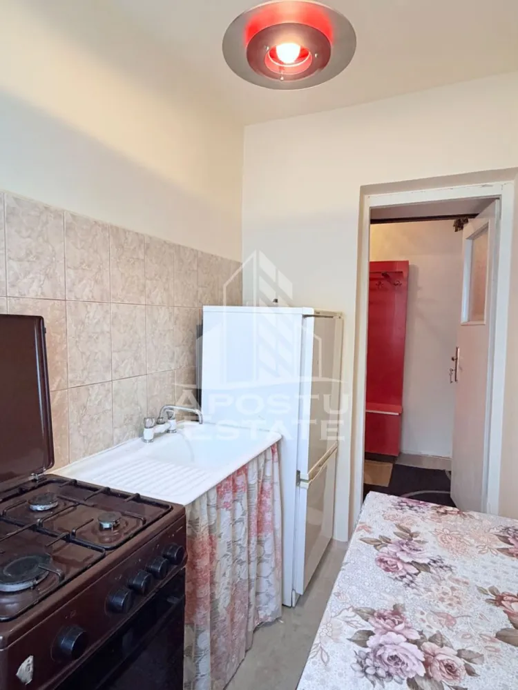 Apartament de vanzare cu doua camere parter Piata Doin Calea Sagului - APOSTU ESTATE va propune spre vanzare un apartament cu 2 camere la parterul unui bloc reabilitat termic, in Piata Doina, Calea Sagului.

Zona este foarte cautata in special de familiile in cautare de liniste dar si de iubitorii de shopping in urma dezvoltarii continue din ultimii ani.
Shopping City Metro Real Jisk ofera in acelasi timp si locuri de munca stabile.

O multitudine de mijloacele de transport in comun ofera o legatura rapida cu toate punctele cheie din Timisoara:
-Expres 1 catre Gara de Nord Iulius Town si Calea Aradului;
-cu Expres 7 se ajunge foarte usor la Universitatea de Vest Facultatea de Medicina Complexul Studentesc;
-tramvaiul 7 si 9 (catre Spitalul Judetean si Calea Buziasului);
-autobuzul 33 circula la fiecare cateva minute pana in centrul orasului.

Cu masina se poate ajunge usor la Calea Sagului sau la artera Liviu Rebreanu.

-Shopping City la cateva minute de mers pe jos;
-Profi Kaufland Mega Image Carrefour Unicarm;
-Piata Doina la 3 minute pe jos;
-parc pentru copii gradinita numarul 29 si scoala generala numarul 2 in spatele blocului.
Scoala generala numarul 13 se afla la 4 minute de mers pe jos.

Blocul a fost izolat termic si este fara mansarda, cu acoperis.

Compartimentare:
-hol de acces;
-bucatarie;
-baie cu geam;
-doua camere.

Apartamentul se vinde asa cum este prezentat in poze. 

Va invitam la o vizionare chiar astazi!