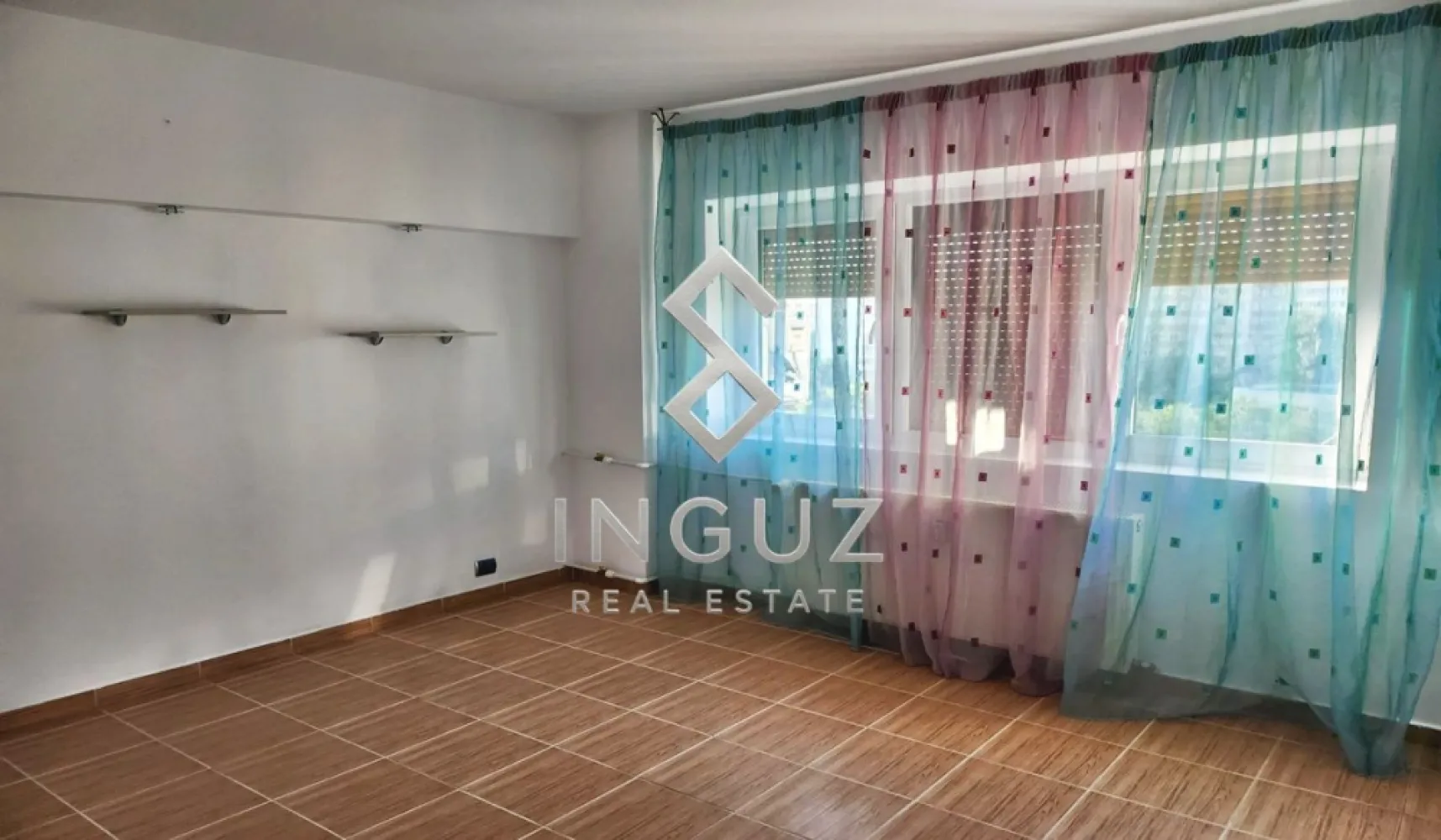 De închiriat – Apartament 2 camere | Zona Carrefour Pantelimon - De închiriat – Apartament 2 camere | Zona Carrefour Pantelimon

Apartament spațios cu 2 camere, situat la etajul 7 din 10, recent renovat, disponibil imediat.

Locuința este nemobilată, fiind ideală pentru persoane care doresc să își amenajeze spațiul după propriul stil și preferințe.

Localizare:
• Zona Carrefour Pantelimon
• Aproximativ 5 minute până la metrou
• Acces rapid către mijloace de transport în comun, magazine și alte puncte de interes

Dotări și avantaje:
• Geamuri termopan
• Aer condiționat
• Compartimentare practică și luminoasă
• Imobil bine întreținut
• Zonă cu acces facil către toate necesitățile zilnice

Ideal pentru cupluri, persoane singure sau pentru cei care caută un apartament pe termen lung într-o zonă accesibilă și bine conectată.

للإيجار – شقة غرفتين | منطقة كارفور بانتليمون

شقة واسعة مكونة من غرفتين، تقع في الطابق 7 من 10، مجددة حديثاً ومتوفرة للسكن فوراً.

الشقة غير مفروشة، مما يجعلها مناسبة للأشخاص الذين يرغبون بتجهيز وترتيب المنزل حسب ذوقهم الخاص.

الموقع:
• منطقة Carrefour Pantelimon
• حوالي 5 دقائق عن المترو
• وصول سريع للمواصلات العامة، المحلات التجارية والخدمات اليومية

المواصفات والمميزات:
• نوافذ Thermopan
• مكيف هواء
• تقسيم عملي وإضاءة طبيعية ممتازة
• بناية مرتبة ومعتنى بها
• منطقة مريحة مع سهولة الوصول لكل الاحتياجات اليومية

مناسبة لشخص واحد، زوجين، أو سكن طويل الأمد ضمن منطقة حيوية وسهلة الوصول.

Pentru mai multe detalii sau programarea unei vizionări:
للمزيد من المعلومات أو لحجز موعد للمعاينة:

Inguz Real Estate
📱 +40 774 017 567
✉️ mahmoud.s@inguzrealestate.com