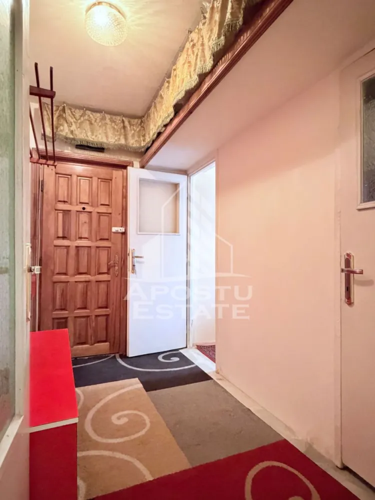 Apartament de vanzare cu doua camere parter Piata Doin Calea Sagului - APOSTU ESTATE va propune spre vanzare un apartament cu 2 camere la parterul unui bloc reabilitat termic, in Piata Doina, Calea Sagului.

Zona este foarte cautata in special de familiile in cautare de liniste dar si de iubitorii de shopping in urma dezvoltarii continue din ultimii ani.
Shopping City Metro Real Jisk ofera in acelasi timp si locuri de munca stabile.

O multitudine de mijloacele de transport in comun ofera o legatura rapida cu toate punctele cheie din Timisoara:
-Expres 1 catre Gara de Nord Iulius Town si Calea Aradului;
-cu Expres 7 se ajunge foarte usor la Universitatea de Vest Facultatea de Medicina Complexul Studentesc;
-tramvaiul 7 si 9 (catre Spitalul Judetean si Calea Buziasului);
-autobuzul 33 circula la fiecare cateva minute pana in centrul orasului.

Cu masina se poate ajunge usor la Calea Sagului sau la artera Liviu Rebreanu.

-Shopping City la cateva minute de mers pe jos;
-Profi Kaufland Mega Image Carrefour Unicarm;
-Piata Doina la 3 minute pe jos;
-parc pentru copii gradinita numarul 29 si scoala generala numarul 2 in spatele blocului.
Scoala generala numarul 13 se afla la 4 minute de mers pe jos.

Blocul a fost izolat termic si este fara mansarda, cu acoperis.

Compartimentare:
-hol de acces;
-bucatarie;
-baie cu geam;
-doua camere.

Apartamentul se vinde asa cum este prezentat in poze. 

Va invitam la o vizionare chiar astazi!