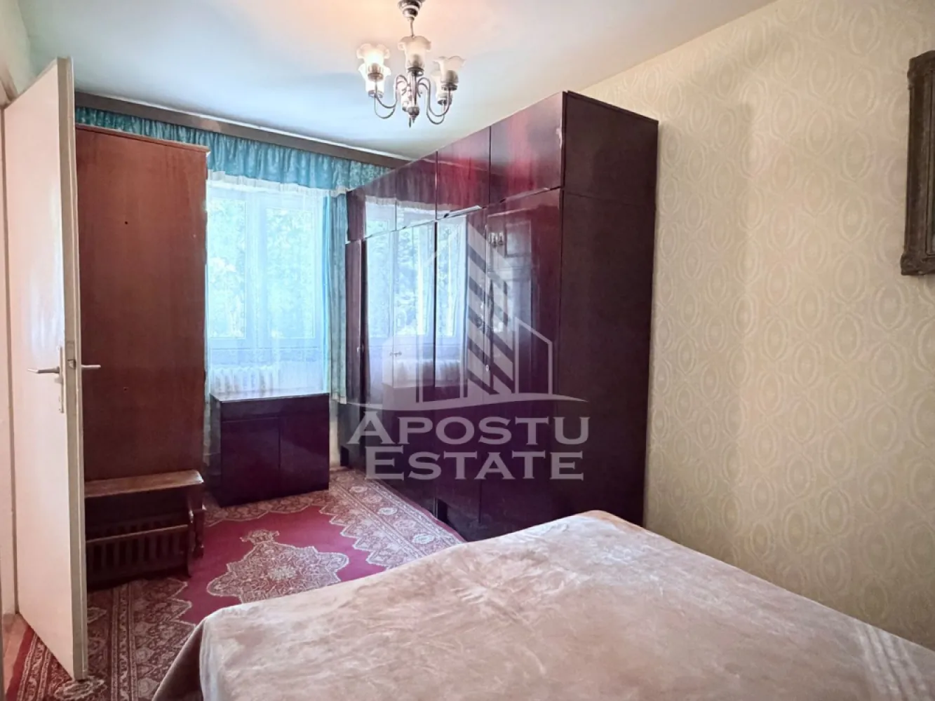 Apartament de vanzare cu doua camere parter Piata Doin Calea Sagului - APOSTU ESTATE va propune spre vanzare un apartament cu 2 camere la parterul unui bloc reabilitat termic, in Piata Doina, Calea Sagului.

Zona este foarte cautata in special de familiile in cautare de liniste dar si de iubitorii de shopping in urma dezvoltarii continue din ultimii ani.
Shopping City Metro Real Jisk ofera in acelasi timp si locuri de munca stabile.

O multitudine de mijloacele de transport in comun ofera o legatura rapida cu toate punctele cheie din Timisoara:
-Expres 1 catre Gara de Nord Iulius Town si Calea Aradului;
-cu Expres 7 se ajunge foarte usor la Universitatea de Vest Facultatea de Medicina Complexul Studentesc;
-tramvaiul 7 si 9 (catre Spitalul Judetean si Calea Buziasului);
-autobuzul 33 circula la fiecare cateva minute pana in centrul orasului.

Cu masina se poate ajunge usor la Calea Sagului sau la artera Liviu Rebreanu.

-Shopping City la cateva minute de mers pe jos;
-Profi Kaufland Mega Image Carrefour Unicarm;
-Piata Doina la 3 minute pe jos;
-parc pentru copii gradinita numarul 29 si scoala generala numarul 2 in spatele blocului.
Scoala generala numarul 13 se afla la 4 minute de mers pe jos.

Blocul a fost izolat termic si este fara mansarda, cu acoperis.

Compartimentare:
-hol de acces;
-bucatarie;
-baie cu geam;
-doua camere.

Apartamentul se vinde asa cum este prezentat in poze. 

Va invitam la o vizionare chiar astazi!