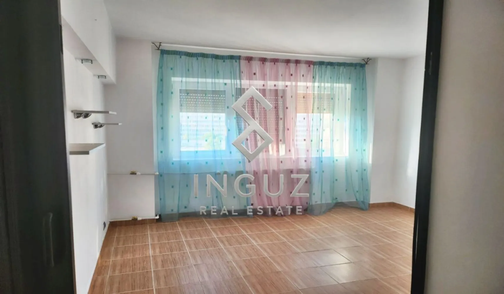De închiriat – Apartament 2 camere | Zona Carrefour Pantelimon - De închiriat – Apartament 2 camere | Zona Carrefour Pantelimon

Apartament spațios cu 2 camere, situat la etajul 7 din 10, recent renovat, disponibil imediat.

Locuința este nemobilată, fiind ideală pentru persoane care doresc să își amenajeze spațiul după propriul stil și preferințe.

Localizare:
• Zona Carrefour Pantelimon
• Aproximativ 5 minute până la metrou
• Acces rapid către mijloace de transport în comun, magazine și alte puncte de interes

Dotări și avantaje:
• Geamuri termopan
• Aer condiționat
• Compartimentare practică și luminoasă
• Imobil bine întreținut
• Zonă cu acces facil către toate necesitățile zilnice

Ideal pentru cupluri, persoane singure sau pentru cei care caută un apartament pe termen lung într-o zonă accesibilă și bine conectată.

للإيجار – شقة غرفتين | منطقة كارفور بانتليمون

شقة واسعة مكونة من غرفتين، تقع في الطابق 7 من 10، مجددة حديثاً ومتوفرة للسكن فوراً.

الشقة غير مفروشة، مما يجعلها مناسبة للأشخاص الذين يرغبون بتجهيز وترتيب المنزل حسب ذوقهم الخاص.

الموقع:
• منطقة Carrefour Pantelimon
• حوالي 5 دقائق عن المترو
• وصول سريع للمواصلات العامة، المحلات التجارية والخدمات اليومية

المواصفات والمميزات:
• نوافذ Thermopan
• مكيف هواء
• تقسيم عملي وإضاءة طبيعية ممتازة
• بناية مرتبة ومعتنى بها
• منطقة مريحة مع سهولة الوصول لكل الاحتياجات اليومية

مناسبة لشخص واحد، زوجين، أو سكن طويل الأمد ضمن منطقة حيوية وسهلة الوصول.

Pentru mai multe detalii sau programarea unei vizionări:
للمزيد من المعلومات أو لحجز موعد للمعاينة:

Inguz Real Estate
📱 +40 774 017 567
✉️ mahmoud.s@inguzrealestate.com