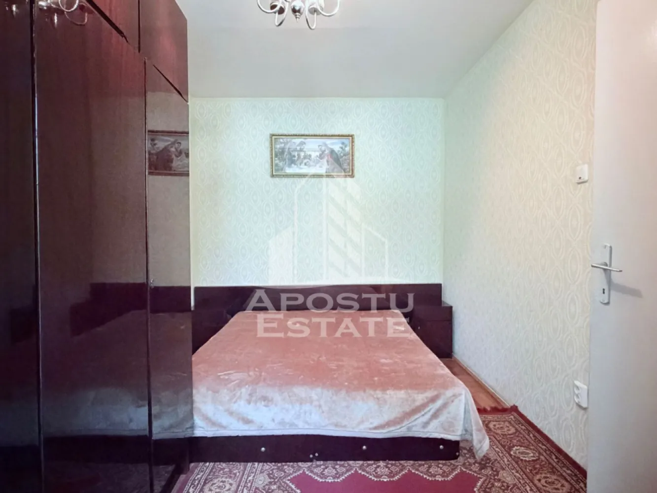 Apartament de vanzare cu doua camere parter Piata Doin Calea Sagului - APOSTU ESTATE va propune spre vanzare un apartament cu 2 camere la parterul unui bloc reabilitat termic, in Piata Doina, Calea Sagului.

Zona este foarte cautata in special de familiile in cautare de liniste dar si de iubitorii de shopping in urma dezvoltarii continue din ultimii ani.
Shopping City Metro Real Jisk ofera in acelasi timp si locuri de munca stabile.

O multitudine de mijloacele de transport in comun ofera o legatura rapida cu toate punctele cheie din Timisoara:
-Expres 1 catre Gara de Nord Iulius Town si Calea Aradului;
-cu Expres 7 se ajunge foarte usor la Universitatea de Vest Facultatea de Medicina Complexul Studentesc;
-tramvaiul 7 si 9 (catre Spitalul Judetean si Calea Buziasului);
-autobuzul 33 circula la fiecare cateva minute pana in centrul orasului.

Cu masina se poate ajunge usor la Calea Sagului sau la artera Liviu Rebreanu.

-Shopping City la cateva minute de mers pe jos;
-Profi Kaufland Mega Image Carrefour Unicarm;
-Piata Doina la 3 minute pe jos;
-parc pentru copii gradinita numarul 29 si scoala generala numarul 2 in spatele blocului.
Scoala generala numarul 13 se afla la 4 minute de mers pe jos.

Blocul a fost izolat termic si este fara mansarda, cu acoperis.

Compartimentare:
-hol de acces;
-bucatarie;
-baie cu geam;
-doua camere.

Apartamentul se vinde asa cum este prezentat in poze. 

Va invitam la o vizionare chiar astazi!