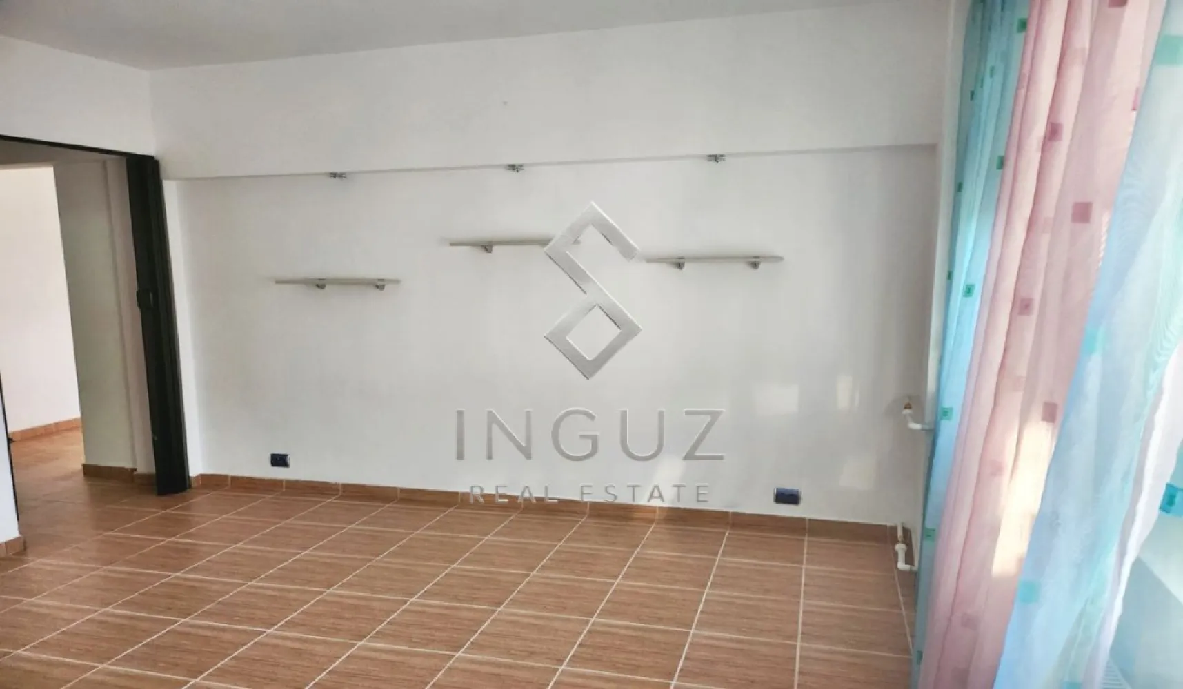 De închiriat – Apartament 2 camere | Zona Carrefour Pantelimon - De închiriat – Apartament 2 camere | Zona Carrefour Pantelimon

Apartament spațios cu 2 camere, situat la etajul 7 din 10, recent renovat, disponibil imediat.

Locuința este nemobilată, fiind ideală pentru persoane care doresc să își amenajeze spațiul după propriul stil și preferințe.

Localizare:
• Zona Carrefour Pantelimon
• Aproximativ 5 minute până la metrou
• Acces rapid către mijloace de transport în comun, magazine și alte puncte de interes

Dotări și avantaje:
• Geamuri termopan
• Aer condiționat
• Compartimentare practică și luminoasă
• Imobil bine întreținut
• Zonă cu acces facil către toate necesitățile zilnice

Ideal pentru cupluri, persoane singure sau pentru cei care caută un apartament pe termen lung într-o zonă accesibilă și bine conectată.

للإيجار – شقة غرفتين | منطقة كارفور بانتليمون

شقة واسعة مكونة من غرفتين، تقع في الطابق 7 من 10، مجددة حديثاً ومتوفرة للسكن فوراً.

الشقة غير مفروشة، مما يجعلها مناسبة للأشخاص الذين يرغبون بتجهيز وترتيب المنزل حسب ذوقهم الخاص.

الموقع:
• منطقة Carrefour Pantelimon
• حوالي 5 دقائق عن المترو
• وصول سريع للمواصلات العامة، المحلات التجارية والخدمات اليومية

المواصفات والمميزات:
• نوافذ Thermopan
• مكيف هواء
• تقسيم عملي وإضاءة طبيعية ممتازة
• بناية مرتبة ومعتنى بها
• منطقة مريحة مع سهولة الوصول لكل الاحتياجات اليومية

مناسبة لشخص واحد، زوجين، أو سكن طويل الأمد ضمن منطقة حيوية وسهلة الوصول.

Pentru mai multe detalii sau programarea unei vizionări:
للمزيد من المعلومات أو لحجز موعد للمعاينة:

Inguz Real Estate
📱 +40 774 017 567
✉️ mahmoud.s@inguzrealestate.com