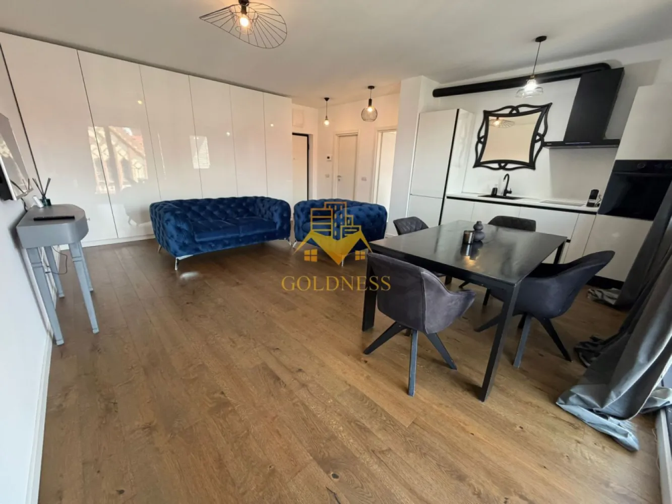 2 camere, Premium, Parcare subterana, Central, Record Park, The Office - GOLDNESS Imobiliare vă propune spre închiriere un apartament cu 2 camere complet mobilat și utilat PREMIUM, la etajul 5 într-un imobil de 6 etaje, în Zona Centrala.
Dispune de loc de parcare subteran.
Se află în apropierea stațiilor de transport în comun, magazine, restaurante, spații verzi, farmacii, etc. 

Apartamentul este compartimentat astfel:
 - dormitor cu pat matrimonial, comoda, noptiere
 - living cu bucatarie open space complet utilată și mobilată, canapea extensibilă, loc de servit masa, dressing
 - baie cu cada, calorifer port prosop și dulap pentru depozitare.
 - terasa de 10 mp

Imobilul este dotat cu toate cele necesare- centrală proprie cu incalzire prin pardoseala, aer conditionat, smartTV, frigider, hotă, mașină de spălat haine, masina de spalat vase, plita pe inductie, etc. 

Dacă sunteți interesați de acest apartament și doriți să îl vizionați, dar și pentru alte oferte nu ezitați să ne contactați telefonic sau prin e-mail. Vă stăm la dispoziție!

Pentru intermediere se percepe un comision de 50% din prețul chiriei!