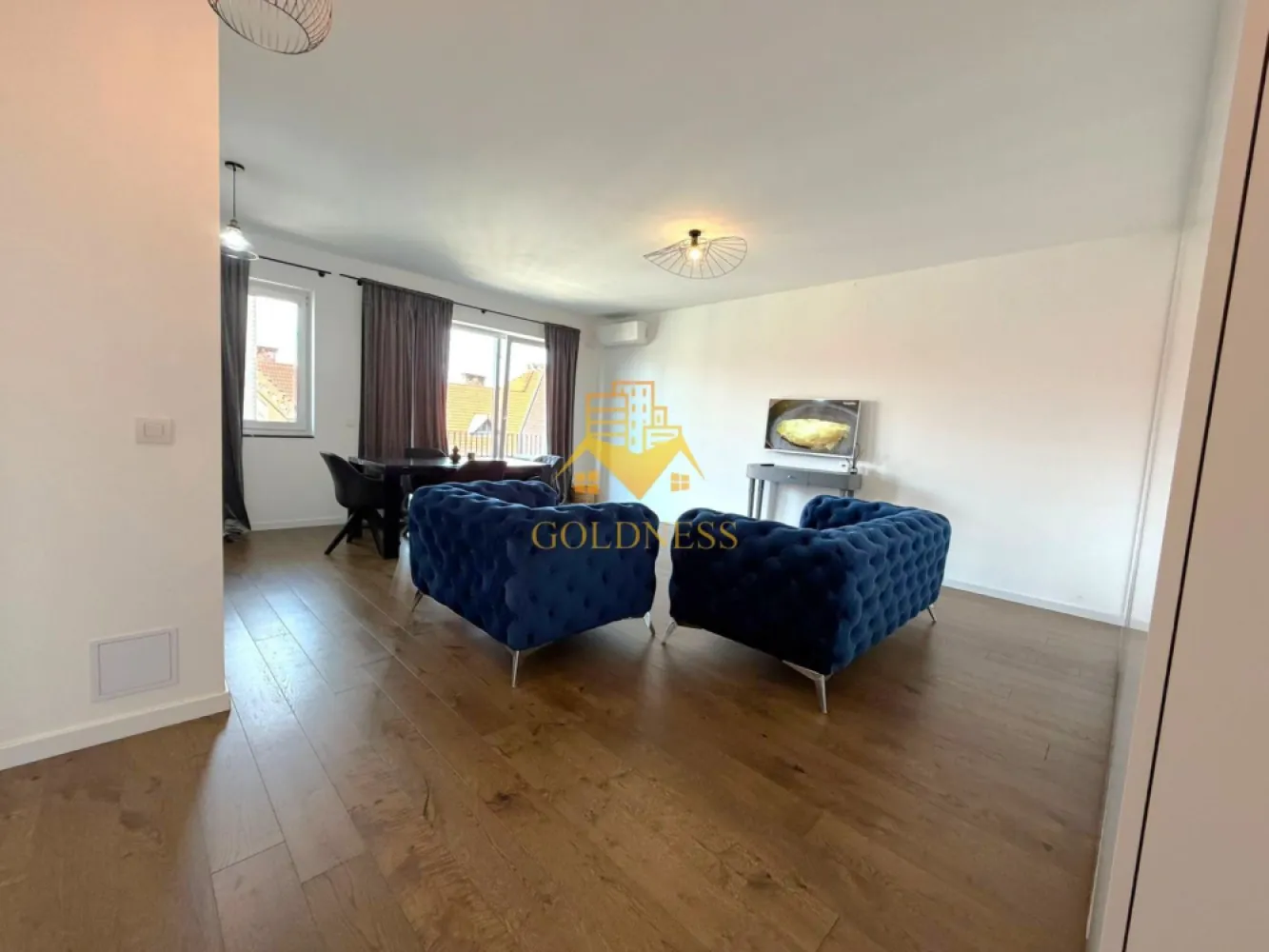 2 camere, Premium, Parcare subterana, Central, Record Park, The Office - GOLDNESS Imobiliare vă propune spre închiriere un apartament cu 2 camere complet mobilat și utilat PREMIUM, la etajul 5 într-un imobil de 6 etaje, în Zona Centrala.
Dispune de loc de parcare subteran.
Se află în apropierea stațiilor de transport în comun, magazine, restaurante, spații verzi, farmacii, etc. 

Apartamentul este compartimentat astfel:
 - dormitor cu pat matrimonial, comoda, noptiere
 - living cu bucatarie open space complet utilată și mobilată, canapea extensibilă, loc de servit masa, dressing
 - baie cu cada, calorifer port prosop și dulap pentru depozitare.
 - terasa de 10 mp

Imobilul este dotat cu toate cele necesare- centrală proprie cu incalzire prin pardoseala, aer conditionat, smartTV, frigider, hotă, mașină de spălat haine, masina de spalat vase, plita pe inductie, etc. 

Dacă sunteți interesați de acest apartament și doriți să îl vizionați, dar și pentru alte oferte nu ezitați să ne contactați telefonic sau prin e-mail. Vă stăm la dispoziție!

Pentru intermediere se percepe un comision de 50% din prețul chiriei!
