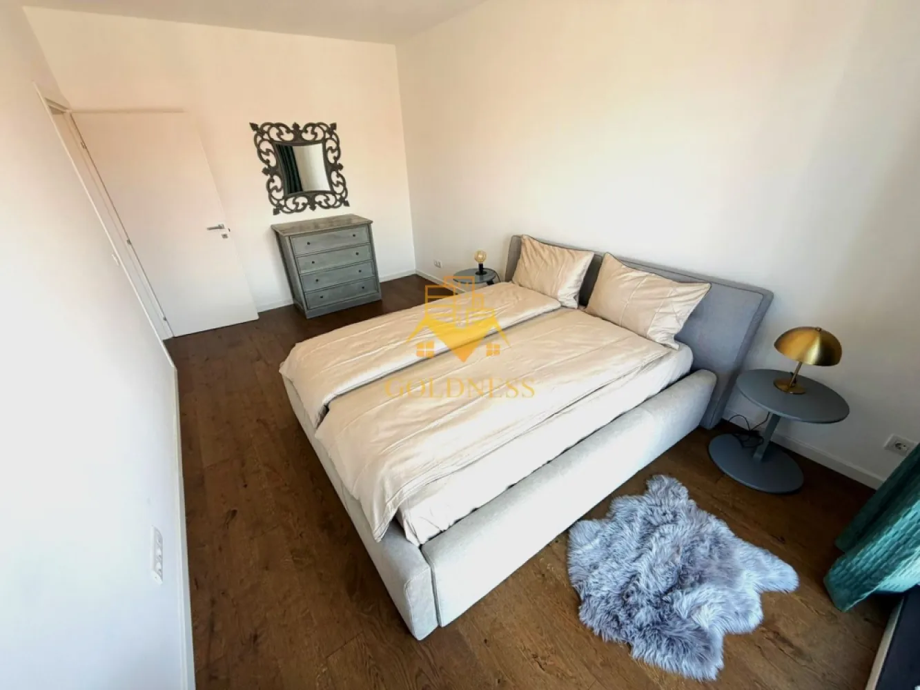 2 camere, Premium, Parcare subterana, Central, Record Park, The Office - GOLDNESS Imobiliare vă propune spre închiriere un apartament cu 2 camere complet mobilat și utilat PREMIUM, la etajul 5 într-un imobil de 6 etaje, în Zona Centrala.
Dispune de loc de parcare subteran.
Se află în apropierea stațiilor de transport în comun, magazine, restaurante, spații verzi, farmacii, etc. 

Apartamentul este compartimentat astfel:
 - dormitor cu pat matrimonial, comoda, noptiere
 - living cu bucatarie open space complet utilată și mobilată, canapea extensibilă, loc de servit masa, dressing
 - baie cu cada, calorifer port prosop și dulap pentru depozitare.
 - terasa de 10 mp

Imobilul este dotat cu toate cele necesare- centrală proprie cu incalzire prin pardoseala, aer conditionat, smartTV, frigider, hotă, mașină de spălat haine, masina de spalat vase, plita pe inductie, etc. 

Dacă sunteți interesați de acest apartament și doriți să îl vizionați, dar și pentru alte oferte nu ezitați să ne contactați telefonic sau prin e-mail. Vă stăm la dispoziție!

Pentru intermediere se percepe un comision de 50% din prețul chiriei!