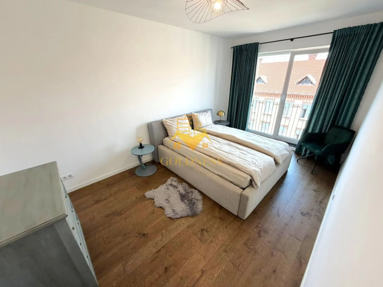 2 camere, Premium, Parcare subterana, Central, Record Park, The Office - GOLDNESS Imobiliare vă propune spre închiriere un apartament cu 2 camere complet mobilat și utilat PREMIUM, la etajul 5 într-un imobil de 6 etaje, în Zona Centrala.
Dispune de loc de parcare subteran.
Se află în apropierea stațiilor de transport în comun, magazine, restaurante, spații verzi, farmacii, etc. 

Apartamentul este compartimentat astfel:
 - dormitor cu pat matrimonial, comoda, noptiere
 - living cu bucatarie open space complet utilată și mobilată, canapea extensibilă, loc de servit masa, dressing
 - baie cu cada, calorifer port prosop și dulap pentru depozitare.
 - terasa de 10 mp

Imobilul este dotat cu toate cele necesare- centrală proprie cu incalzire prin pardoseala, aer conditionat, smartTV, frigider, hotă, mașină de spălat haine, masina de spalat vase, plita pe inductie, etc. 

Dacă sunteți interesați de acest apartament și doriți să îl vizionați, dar și pentru alte oferte nu ezitați să ne contactați telefonic sau prin e-mail. Vă stăm la dispoziție!

Pentru intermediere se percepe un comision de 50% din prețul chiriei!