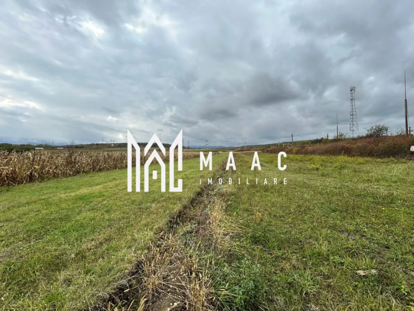 Teren | 3700 mp | Deschidere la DN | Intrare Vestem – Sibiu - Maac Imobiliare prezintă un teren extravilan situat la intrarea în localitatea Veștem, jud. Sibiu, cu deschidere directă la Drumul Național. Caracteristici principale: Suprafață totală: 3.700 mp Deschidere: 24 ml la DN Preț: 19 €/mp – negociabil Categorie de folosință: extravilan Terenul este amplasat într-o zonă cu acces facil și vizibilitate excelentă, fiind ideal pentru depozite, hale industriale, activități agricole sau parcare auto. Pentru mai multe detalii, vă rugăm să menționați telefonic ID-ul anunțului: CP2884453 }}