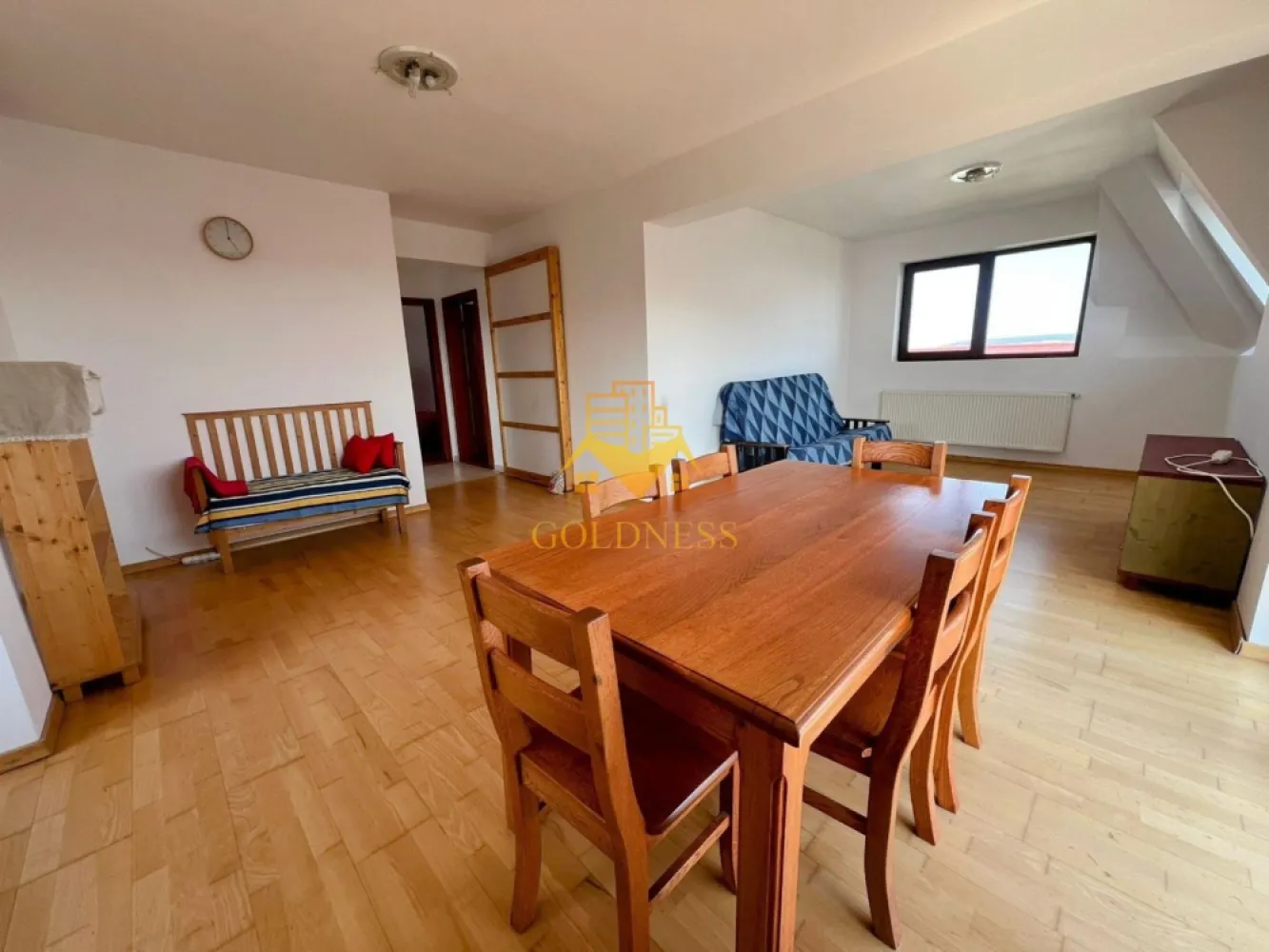3 camere, Cartierul Europa, Zorilor, Eugen Ionescu, Pet Friendly - GOLDNESS Imobiliare vă propune spre închiriere un apartament cu 3 camere open-space complet mobilat și utilat, la etajul 2 într-un imobil de 3 etaje, în Cartierul Europa.

Se află în apropierea stațiilor de transport în comun, magazine, restaurante, spații verzi, farmacii, etc. 

Apartamentul este compartimentat astfel:
 - dormitor cu pat matrimonial, dressing, noptiere
 - dormitor cu pat single, dressing, noptiere
- living open space cu bucatarie complet utilată și mobilată, loc de servit masa, canapea extensibila 
 - 2 bai, dintre care o baie cu cada si o baie cu cabina de dus, calorifer port prosop și dulap pentru depozitare.
 -2 balcoane de 8 mp fiecare

Imobilul este dotat cu toate cele necesare- centrală proprie, frigider, aragaz, hotă, mașină de spălat haine, masina de spalat vase, etc. 
Dacă sunteți interesați de acest apartament și doriți să îl vizionați, dar și pentru alte oferte nu ezitați să ne contactați telefonic sau prin e-mail. Vă stăm la dispoziție!
Pentru intermediere se percepe un comision de 50% din prețul chiriei!