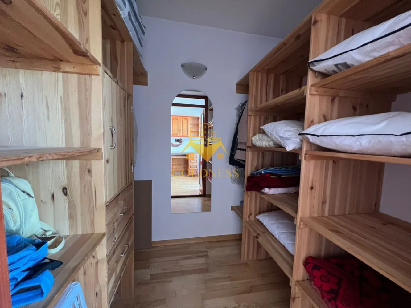 3 camere, Cartierul Europa, Zorilor, Eugen Ionescu, Pet Friendly - GOLDNESS Imobiliare vă propune spre închiriere un apartament cu 3 camere open-space complet mobilat și utilat, la etajul 2 într-un imobil de 3 etaje, în Cartierul Europa.

Se află în apropierea stațiilor de transport în comun, magazine, restaurante, spații verzi, farmacii, etc. 

Apartamentul este compartimentat astfel:
 - dormitor cu pat matrimonial, dressing, noptiere
 - dormitor cu pat single, dressing, noptiere
- living open space cu bucatarie complet utilată și mobilată, loc de servit masa, canapea extensibila 
 - 2 bai, dintre care o baie cu cada si o baie cu cabina de dus, calorifer port prosop și dulap pentru depozitare.
 -2 balcoane de 8 mp fiecare

Imobilul este dotat cu toate cele necesare- centrală proprie, frigider, aragaz, hotă, mașină de spălat haine, masina de spalat vase, etc. 
Dacă sunteți interesați de acest apartament și doriți să îl vizionați, dar și pentru alte oferte nu ezitați să ne contactați telefonic sau prin e-mail. Vă stăm la dispoziție!
Pentru intermediere se percepe un comision de 50% din prețul chiriei!