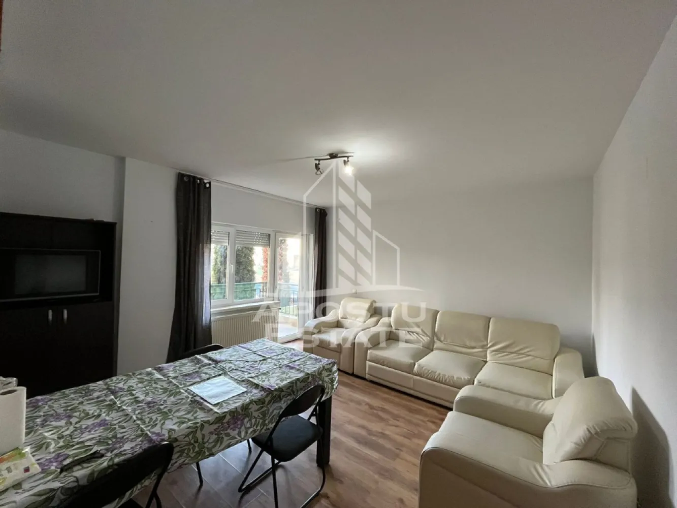 Apartament cu 2 camere, decomandat, situat in zona Soarelui - APOSTU ESTATE va propune spre vanzare un apartament cu 2 camere, decomandat, situat in Soarelui.
Apartamentul este amplasat la parter inalt intr-un imobil cu 3 etaje si lift. 
Confortul termic se realizeaza prin intermediul centralei proprii pe gaz .
 
Cu o suprafata utila de 45mp + 6 mp balcon , este compartimentat astfel: 

- Bucatarie deschisa
- Dormitor
- Living cu balcon deschis
- Baie cu cada

Apartamentul se vinde mobilat si utilat, precum este prezentat in poze+ o boxa pentru depozitare la subsolul blocului de 3 mp.
Va asteptam cu drag la o vizionare!