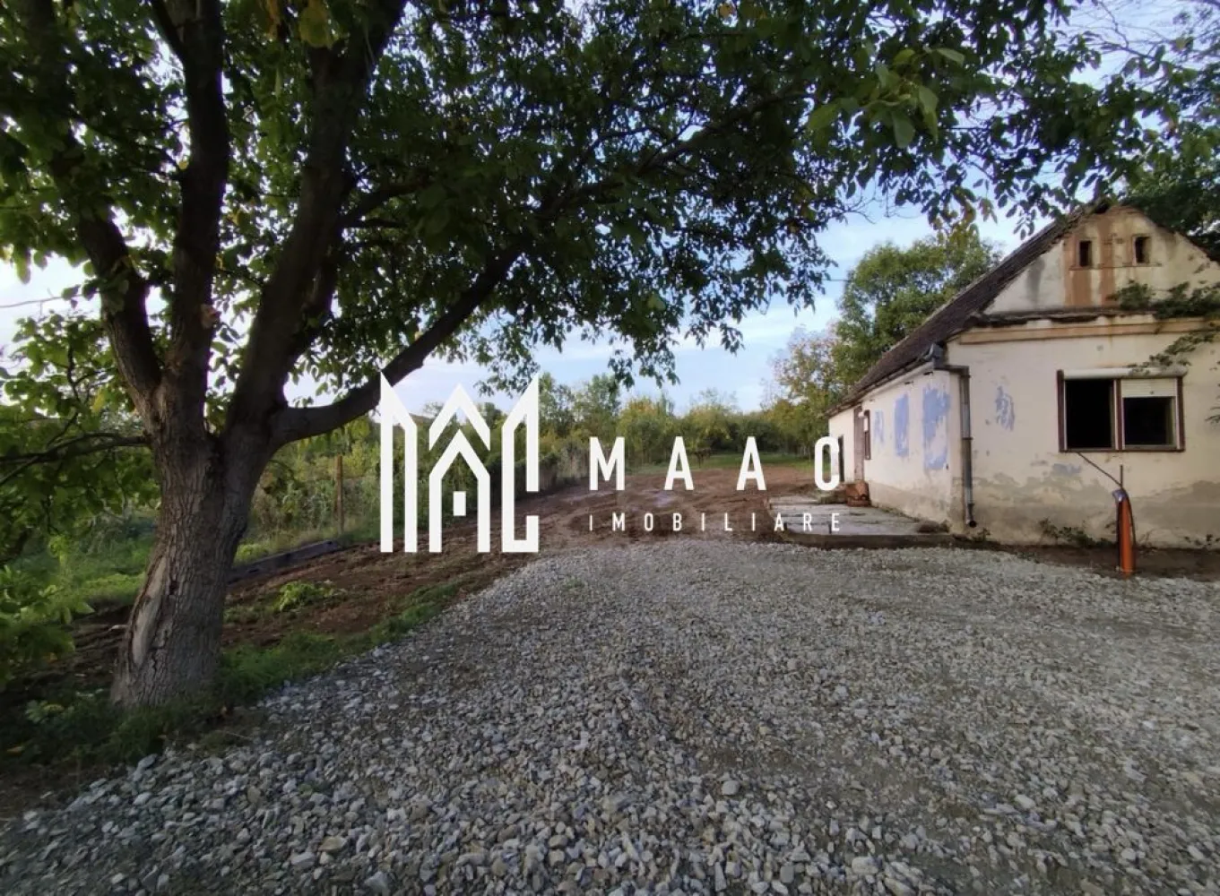 Casă de renovat I teren 1400 mp I Livadă I Central Săcel - Proprietate situată în centrul satului Săcel, amplasată într-o zonă liniștită, cu acces rapid către magazine, școală și biserică. Imobilul este compus din: - Casă veche, ce necesită renovare, potrivită pentru un proiect personalizat. - Livadă de meri, un teren generos de 1.400 mp. - Utilități disponibile pe proprietate: branșamente noi la curent electric, apă și canalizare. Proprietatea oferă potențial atât pentru renovarea construcției existente, cât și pentru edificarea unei case de vacanță sau locuințe permanente. Terenul permite, de asemenea, dezvoltarea unei mici gospodării sau a unei pensiuni rurale. Pentru informații suplimentare sau programarea unei vizionări, contactați MAAC Imobiliare specificând ID CP2878884. }}