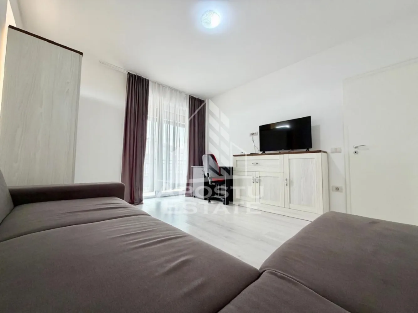 Apartament cu o camera, centrala proprie, loc de parcare, zona Giroc - APOSTU ESTATE va propune spre inchiriere un apartament spatios si elegant, cu o camera, situat intr-o zona linistita si bine conectata din Giroc, ideal pentru cupluri sau persoane singure care doresc un spatiu modern si spatios.

Suprafata utila:34 mp
Compartimentare eficienta:
- Hol de acces generos
- Bucatarie complet mobilata si utilata, cu loc de luat masa
- Camera principala cu canapea extensibila si televizor
- Baie cu cada si geam pentru ventilatie naturala
- Balcon deschis de 4 mp

Confort si facilitati:
- Centrala termica proprie pe gaz
- Aer conditionat
- Loc de parcare inclus in pret

Apartamentul este complet mobilat si utilat

Localizare: Zona Giroc – liniste, acces facil spre oras, in apropiere de magazine, scoli si mijloace de transport in comun.

Ideal pentru:
Cupluri
Profesionisti care lucreaza remote sau au nevoie de birou acasa

Programeaza o vizionare!
ID intern: CP2787137