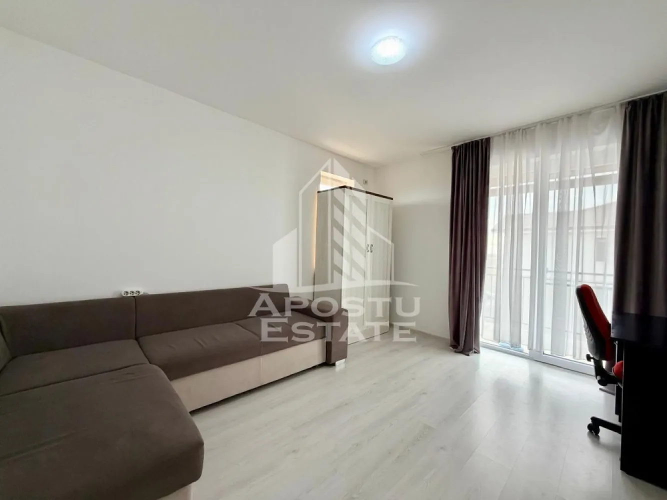 Apartament cu o camera, centrala proprie, loc de parcare, zona Giroc - APOSTU ESTATE va propune spre inchiriere un apartament spatios si elegant, cu o camera, situat intr-o zona linistita si bine conectata din Giroc, ideal pentru cupluri sau persoane singure care doresc un spatiu modern si spatios.

Suprafata utila:34 mp
Compartimentare eficienta:
- Hol de acces generos
- Bucatarie complet mobilata si utilata, cu loc de luat masa
- Camera principala cu canapea extensibila si televizor
- Baie cu cada si geam pentru ventilatie naturala
- Balcon deschis de 4 mp

Confort si facilitati:
- Centrala termica proprie pe gaz
- Aer conditionat
- Loc de parcare inclus in pret

Apartamentul este complet mobilat si utilat

Localizare: Zona Giroc – liniste, acces facil spre oras, in apropiere de magazine, scoli si mijloace de transport in comun.

Ideal pentru:
Cupluri
Profesionisti care lucreaza remote sau au nevoie de birou acasa

Programeaza o vizionare!
ID intern: CP2787137